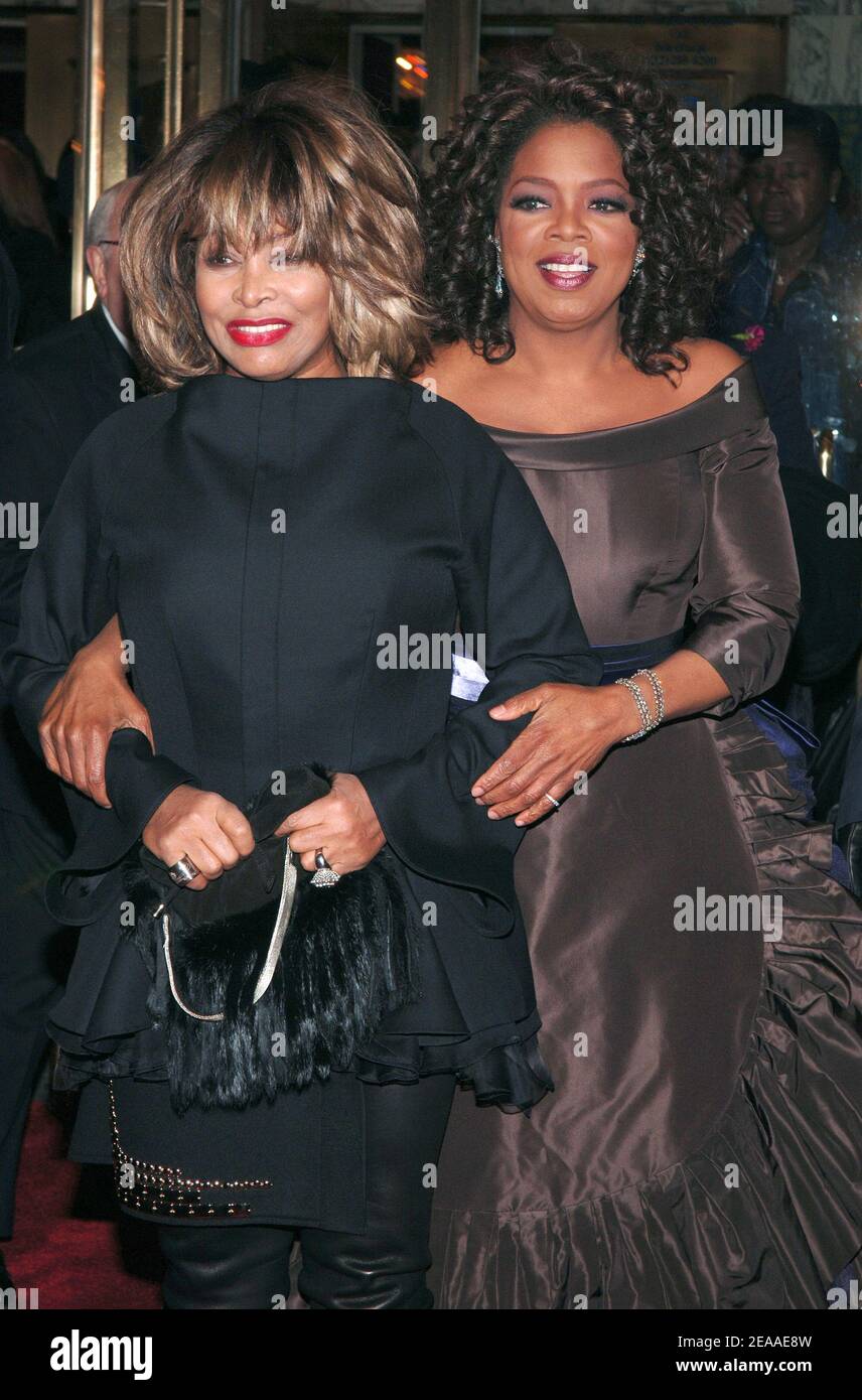 La chanteuse américaine Tina Turner et la superstar de télévision Oprah Winfrey arrivent à la soirée d'ouverture pour « la couleur pourpre » au théâtre de Broadway à New York, le jeudi 1er décembre 2005. Photo de Nicolas Khayat/ABACAPRESS.COM Banque D'Images