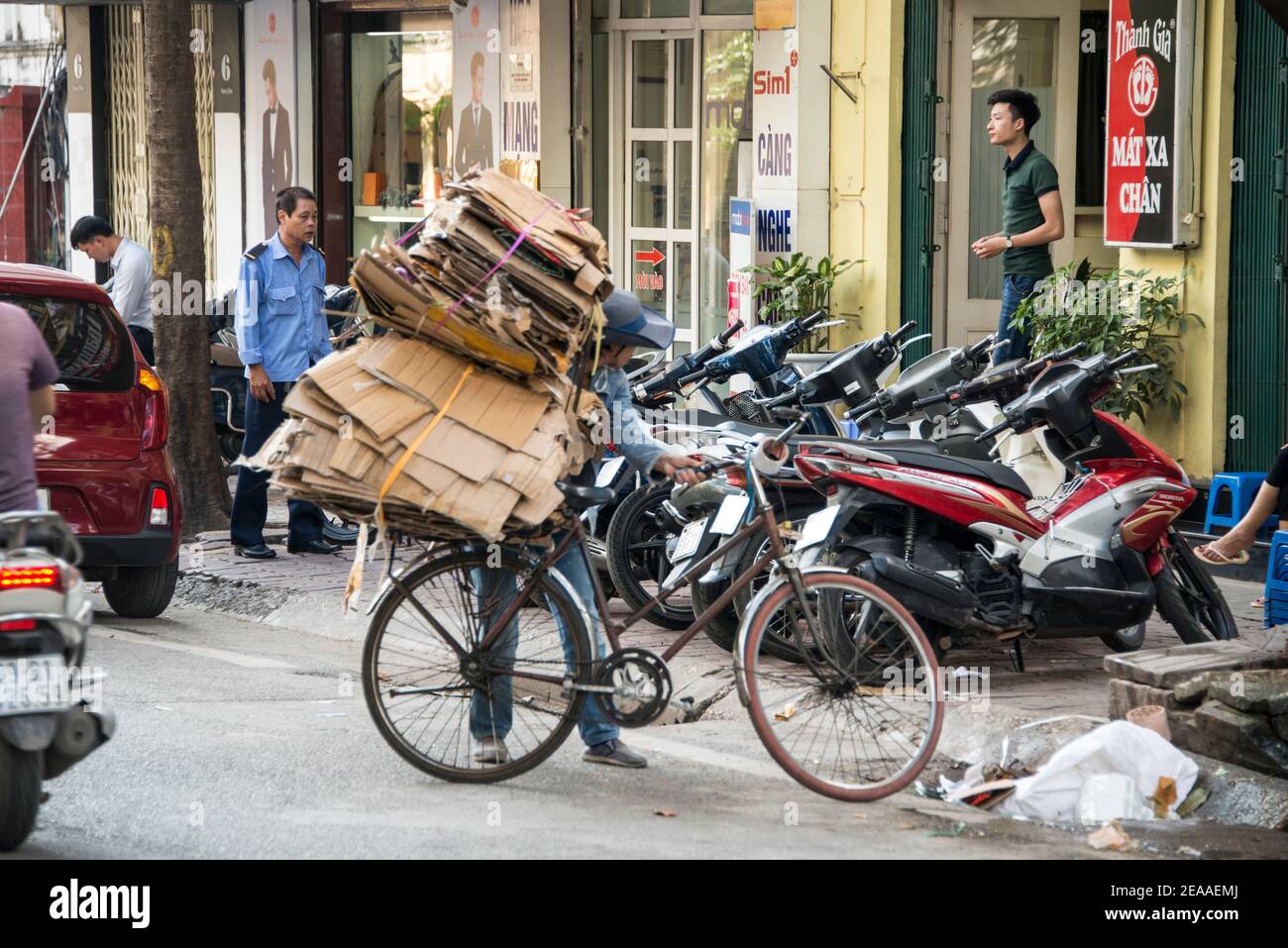 Recyclage du carton, Hanoï, Vietnam Banque D'Images