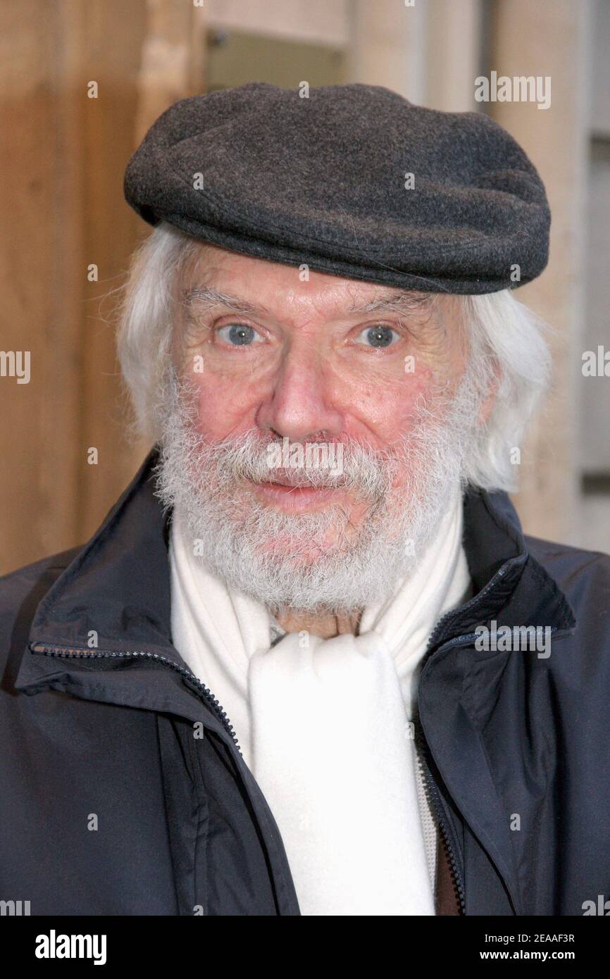 Le poète et chanteur français Georges Moustaki pose pour notre photographe à Paris, France, le 5 décembre 2005. Photo de Denis Guignebourg/ABACAPRESS.COM Banque D'Images