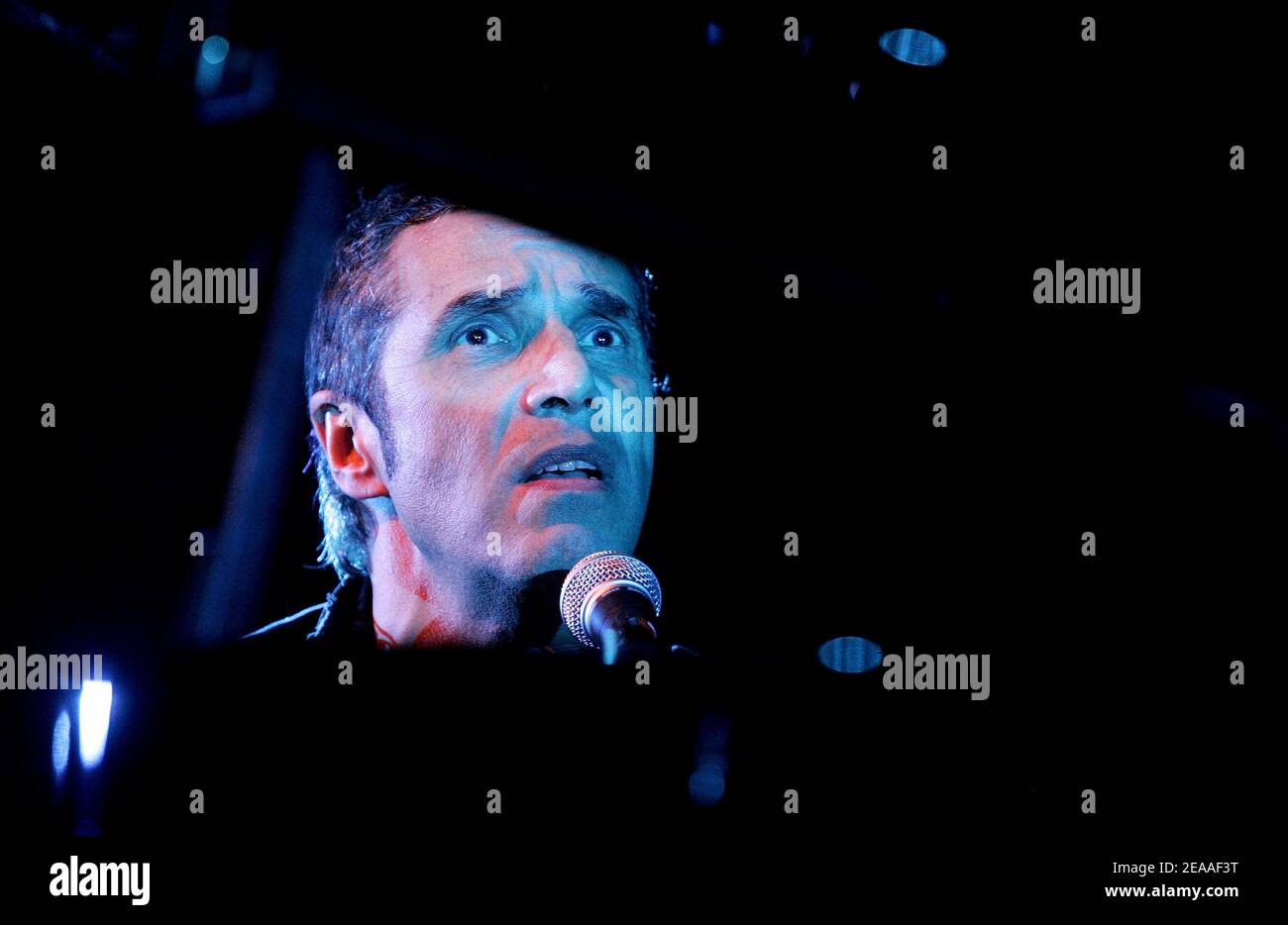 Le chanteur français Julien Clerc se produit après avoir reçu le Prix SACEM de la chanson française lors d'une cérémonie de remise des prix qui s'est tenue au siège du SACEM à Neuilly, près de Paris, en France, le 5 décembre 2005. Photo de Laurent Zabulon/ABACAPRESS.COM Banque D'Images