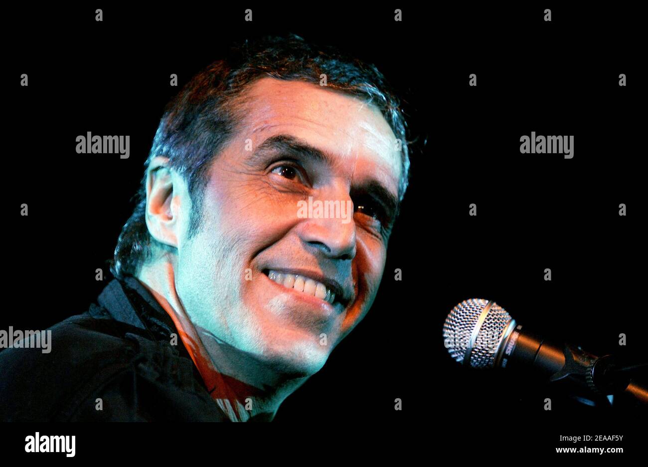 Le chanteur français Julien Clerc se produit après avoir reçu le Prix SACEM de la chanson française lors d'une cérémonie de remise des prix qui s'est tenue au siège du SACEM à Neuilly, près de Paris, en France, le 5 décembre 2005. Photo de Laurent Zabulon/ABACAPRESS.COM Banque D'Images