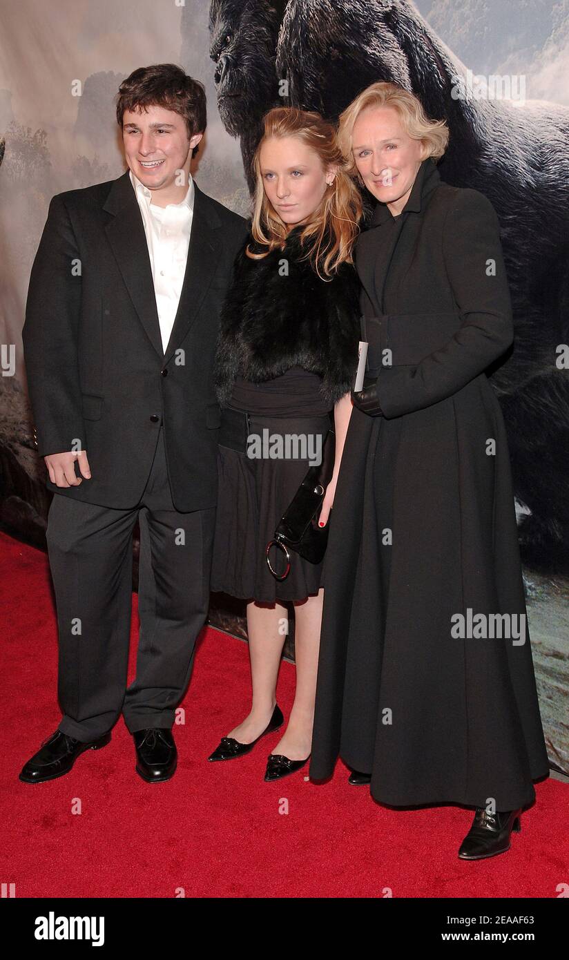 L'actrice américaine Glenn Close et sa fille Annie Maude Starke avec son petit ami se posent ensemble lorsqu'ils arrivent à la première mondiale « King Kong » qui s'est tenue au théâtre Loews E-Walk et AMC Empire, Off Times Square, à New York, le lundi 5 décembre 2005. Photo de Nicolas Khayat/ABACAPRESS.COM Banque D'Images