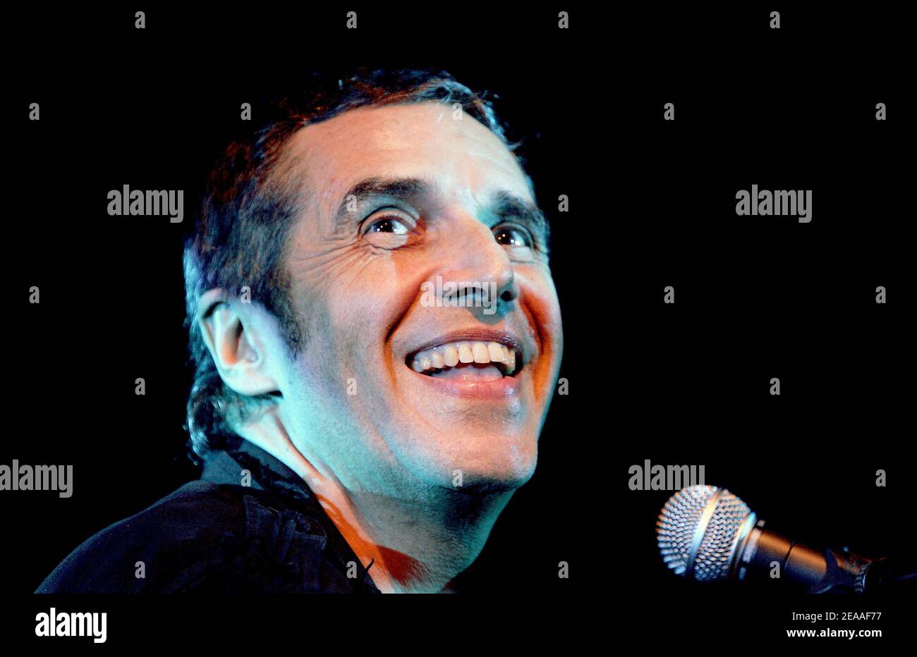 Le chanteur français Julien Clerc se produit après avoir reçu le Prix SACEM de la chanson française lors d'une cérémonie de remise des prix qui s'est tenue au siège du SACEM à Neuilly, près de Paris, en France, le 5 décembre 2005. Photo de Laurent Zabulon/ABACAPRESS.COM Banque D'Images