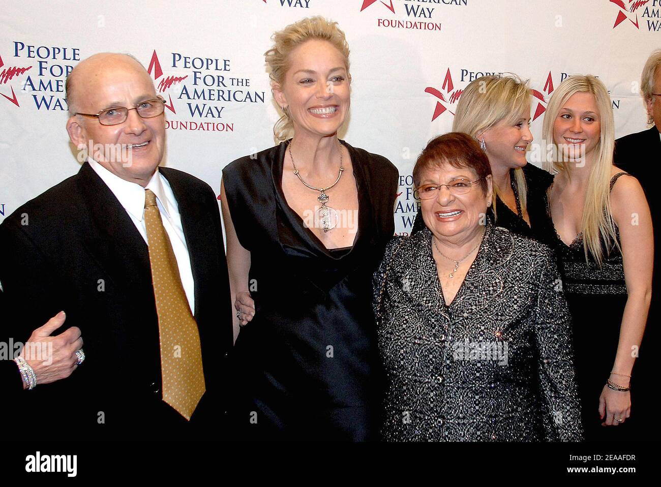 L'actrice américaine Sharon Stone et ses parents, Joe et Eileen, assistent à une réception pour la célébration de l'esprit de la liberté de 2005 parrainée par People for the American Way au John F. Kennedy Center for the Performing Arts le 6 décembre 2005 à Washington D.C., États-Unis. Le centre reconnaissait Stone pour ses efforts en faveur de l'égalité, de la liberté d'expression et de la liberté de religion. Photo par Olivier Douliery/ABACAPRESS.COM Banque D'Images