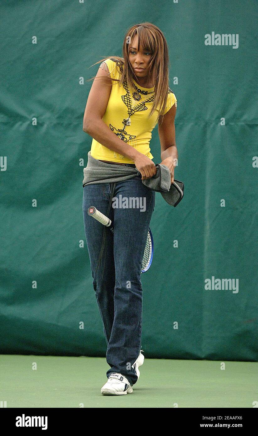 La G string de la Super-star de tennis venus Williams est vu lors d'un jeu rapide contre l'étudiant pour la Williams Sisters Tour au Southeast tennis and Learning Center pendant la partie de la journée communautaire événement de la tournée le 8 décembre 2005 à Washington, DC. L'entourage de Vénus apporte quelques secondes après une chemise pour couvrir la corde G, photo d'Olivier Douliery/ABACAPRESS.COM Banque D'Images