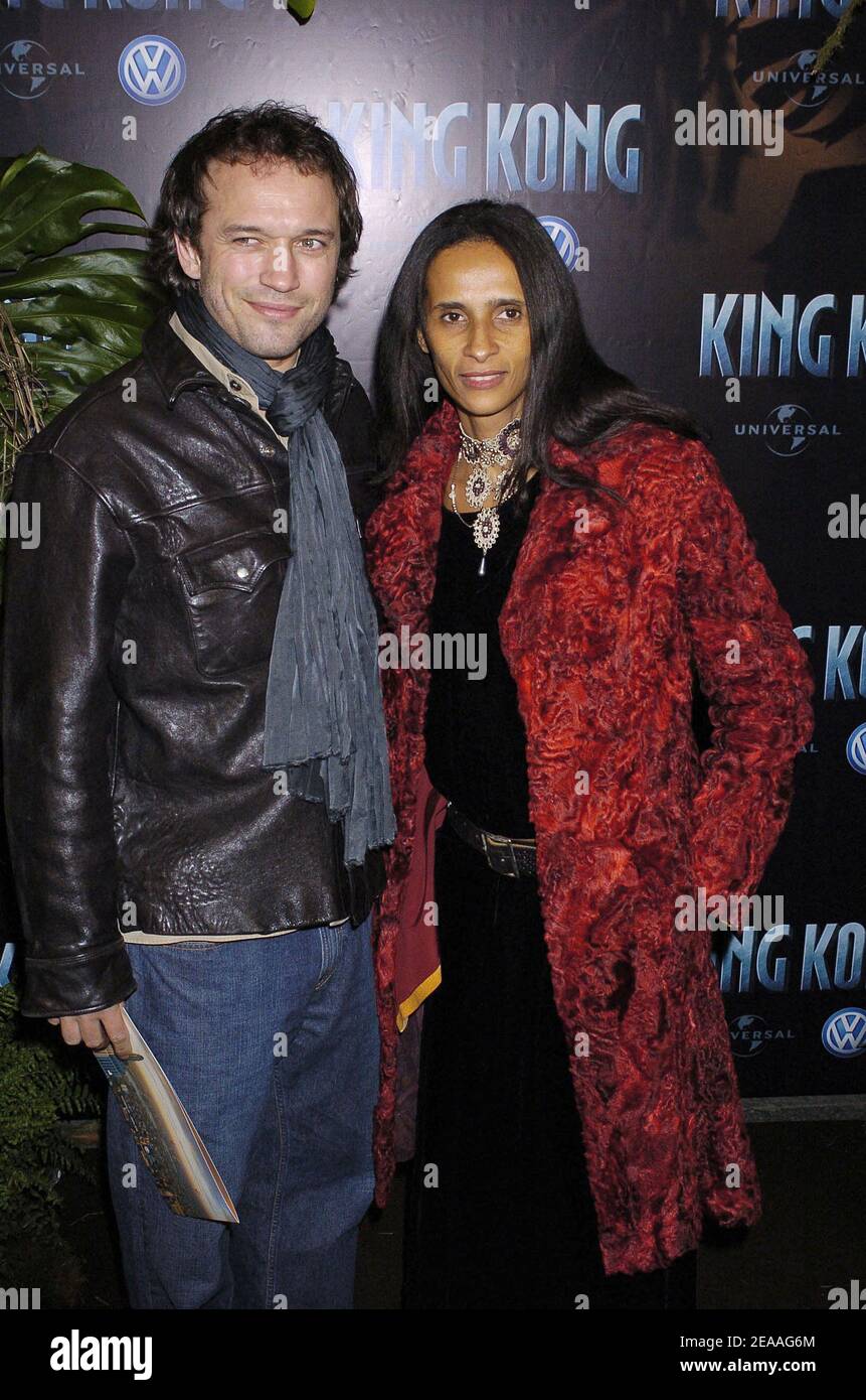 'L'acteur du Swiss Vincent Perez et la femme Karine Sylla assistent à la première française de ''King-Kong'' qui s'est tenue au théâtre Gaumont Marignan à Paris le 10 décembre 2005. Photo de Bruno Klein/ABACAPRESS.COM' Banque D'Images