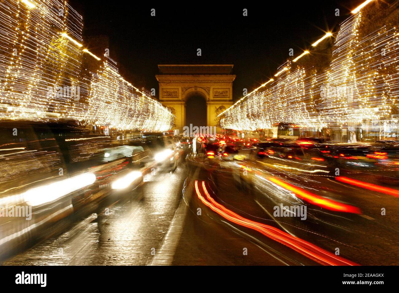 Illustration de l'éclairage de Noël sur l'avenue des champs-Élysées et la place Vendôme à PŠris, en France, le 13 décembre 2005. Photo de Mehdi Taamallah/ABACAPRESS.COM Banque D'Images