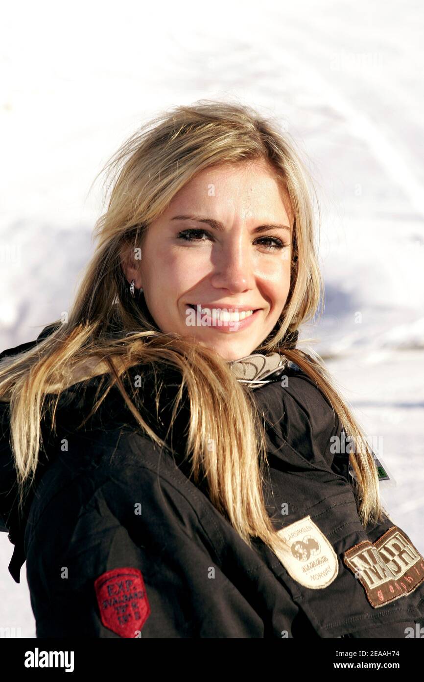 EXCLUSIF. Miss France 2006 Alexandra Rosenfeld pose lors des trophées de la communication qui se tiennent à la station de ski des Menuires, France, le 15 décembre 2005. Photo de Laurent Zabulon/ABACAPRESS.COM Banque D'Images