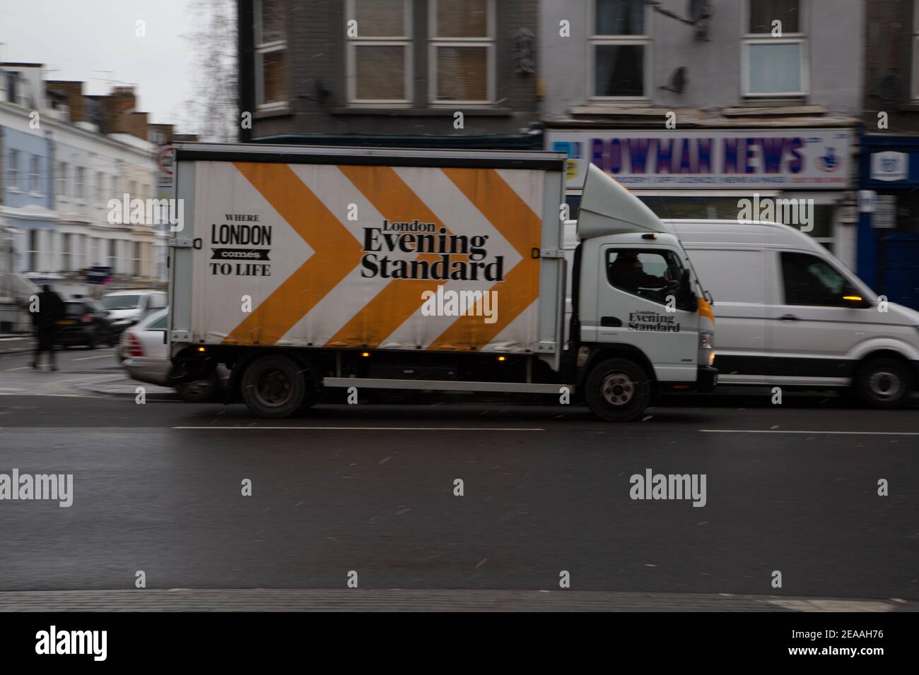 Neige à Londres - le camion standard du soir livre l'édition quotidienne dans la neige aujourd'hui. 08/02/2021 Banque D'Images