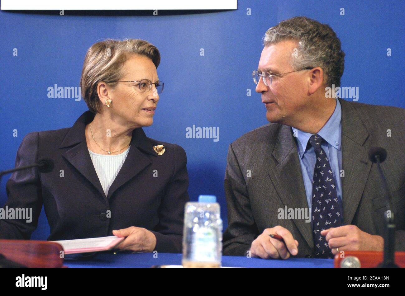 La ministre française de la Défense, Michele Alliot-Marie, et le président et chef de la direction de Thales, Denis Ranque (R), lors d'une conférence de presse conjointe avec le président et chef de la direction du DCN, Jean-Marie Poimboeuf (constructeur militaire public) et le ministre de l'économie, des Finances et de l'Industrie, Thierry Breton, à l'hôtel de Brienne à Paris, le 15 décembre 2005. Les chefs de Thales et DCN et les ministres Breton et Alliot-Marie ont signé une déclaration d'intention conjointe en vue de combiner les activités navales françaises de Thales et DCN au sein de DCN et l'acquisition par Thales d'une participation de 25 % dans DCN. Photo de Bruno Klein/ABACAPRESS.COM Banque D'Images