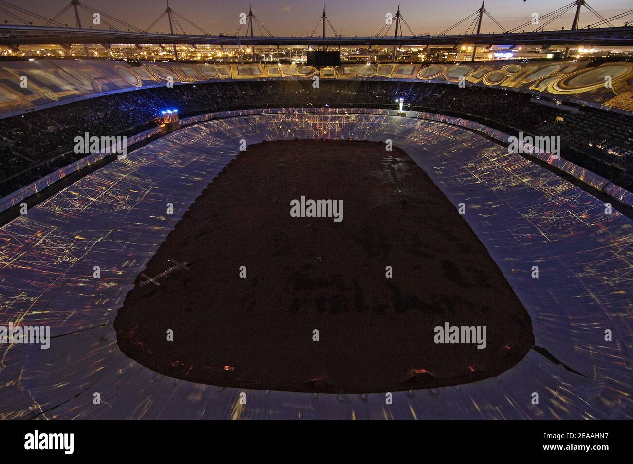 Représentation de 'UN voyage au centre de la Terre' au Stade de France à Saint-Denis, près de Paris, France, le 17 décembre 2005. Le stade est transformé en volcan pour un grand spectacle marquant le centenaire de la mort de l'auteur français Jules Verne. Le public est assis au fond d'un volcan et voit des photos projetées dans un angle de 360 degrés. Photo de Nicolas Gouhier/CAMELEON/ABACAPRESS.COM Banque D'Images