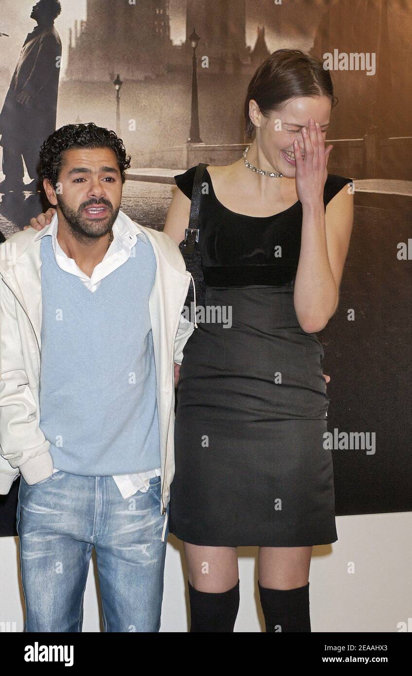 L'acteur et acteur français Jamel Debbouze et l'actrice et acteur danois Rie Rasmussen assistent à la première française du dernier film de Luc Besson, 'Angel-A', qui s'est tenu au théâtre Gaumont Marignan à Paris, en France, le 20 décembre 2005. Photo de Bruno Klein/ABACAPRESS.COM Banque D'Images