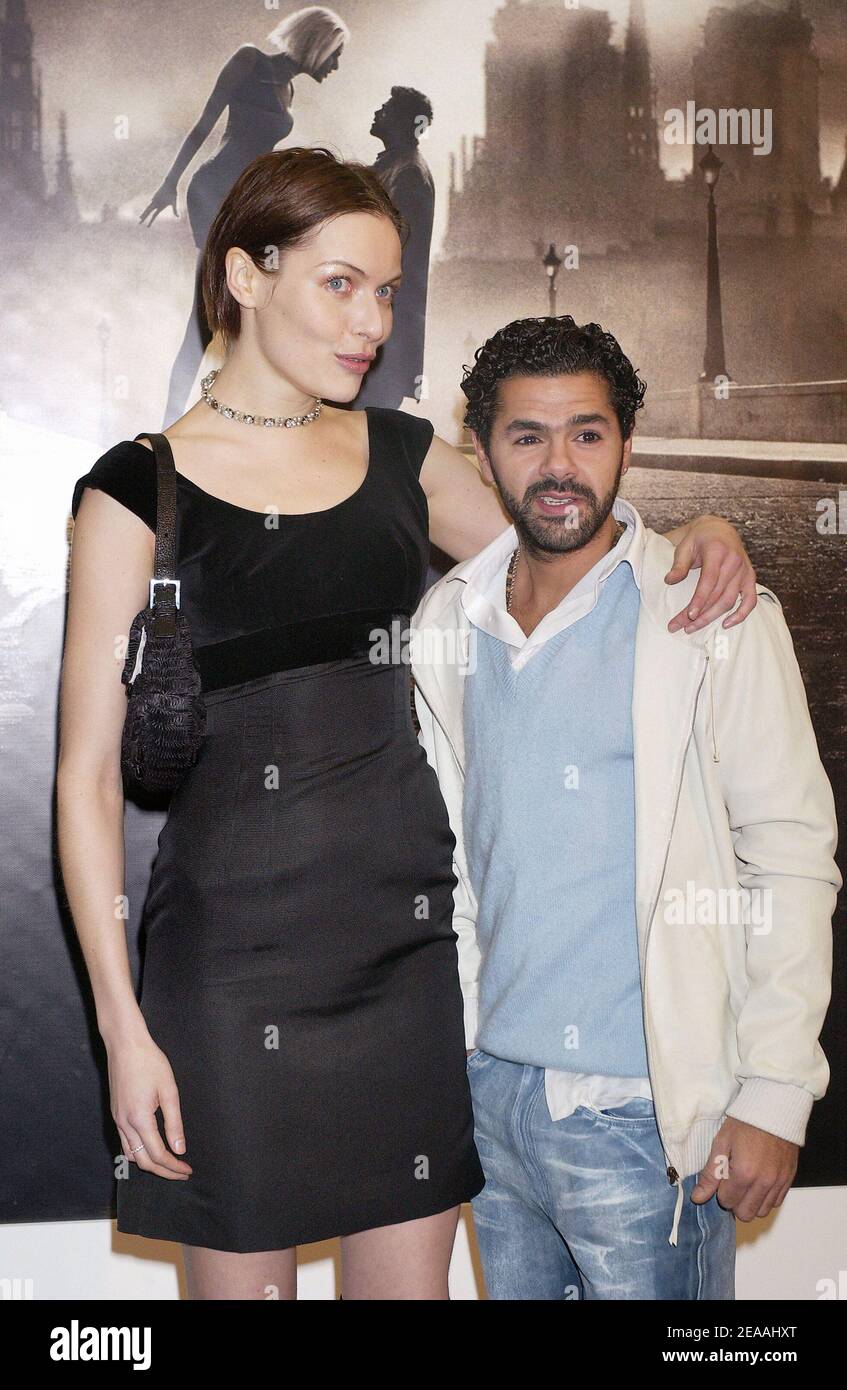 L'acteur et acteur français Jamel Debbouze et l'actrice et acteur danois Rie Rasmussen assistent à la première française du dernier film de Luc Besson, 'Angel-A', qui s'est tenu au théâtre Gaumont Marignan à Paris, en France, le 20 décembre 2005. Photo de Bruno Klein/ABACAPRESS.COM Banque D'Images