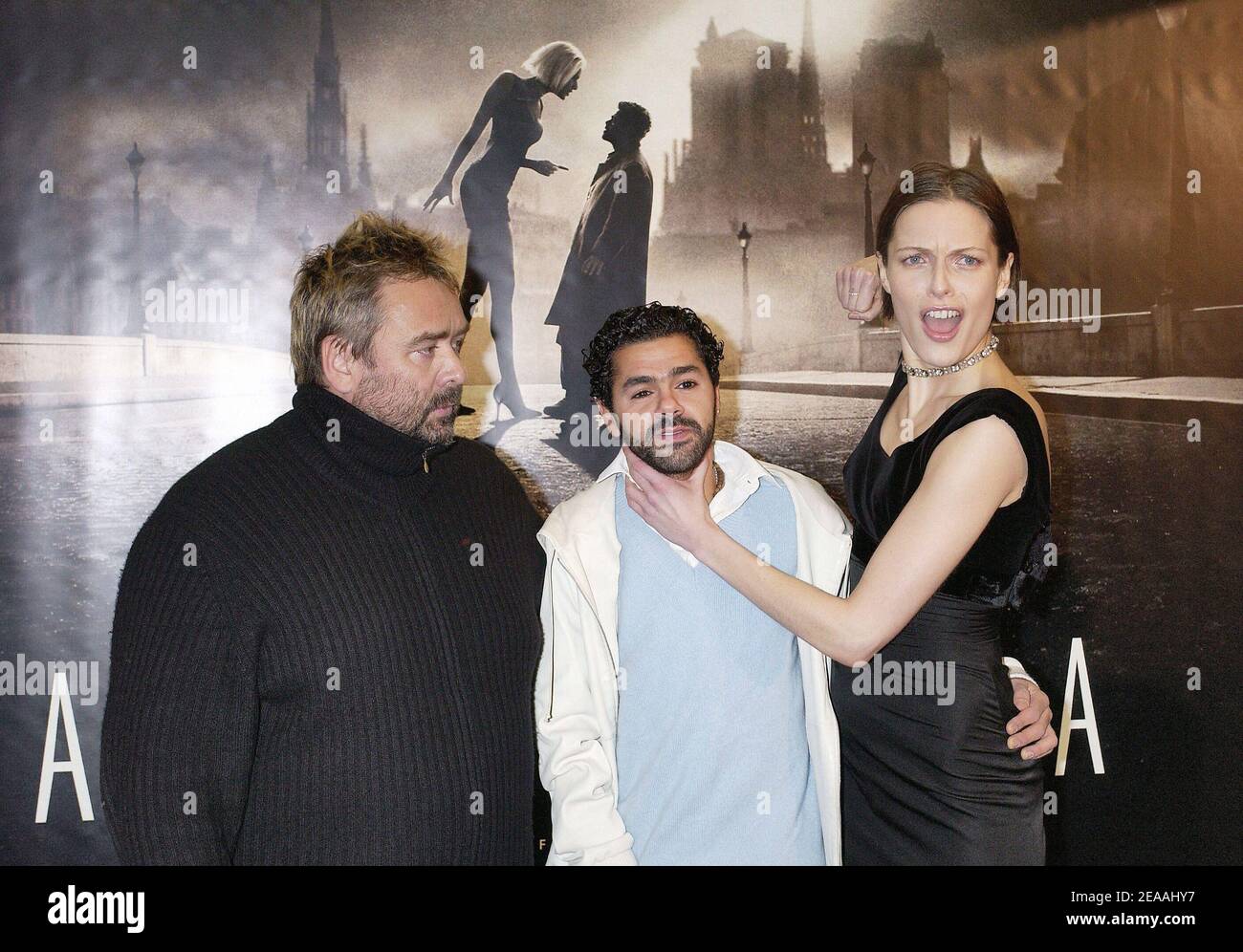 G D Le Realisateur Francais Luc Besson L Acteur Et Acteur Francais Jamel Debbouze Et L Actrice Et Membre Danois Rie Rasmussen Posent A L Arrivee A La Premiere Francaise De Leur Dernier Film Angel A Qui G D Le Realisateur Francais Luc Besson L Acteur Et Acteur Francais Jamel Debbouze Et L Actrice Et Membre Danois Rie Rasmussen Posent A L Arrivee A La Premiere Francaise De Leur Dernier Film Angel A Qui