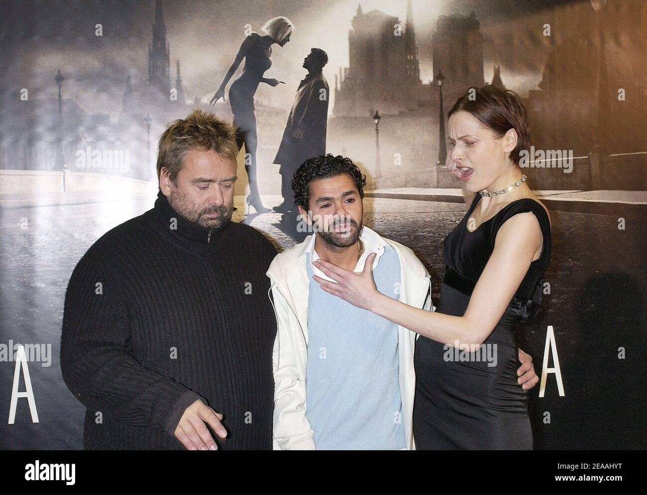 (G-D) le réalisateur français Luc Besson, l'acteur et acteur français Jamel Debbouze et l'actrice et membre danois Rie Rasmussen posent à l'arrivée à la première française de leur dernier film, 'Angel-A', qui s'est tenu au théâtre Gaumont Marignan à Paris, en France, le 20 décembre 2005. Photo de Bruno Klein/ABACAPRESS.COM Banque D'Images