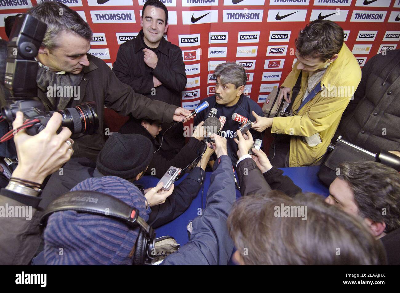 L'entraîneur français Guy Lacombe devient le nouvel entraîneur du club de football Paris-Saint-Germain. Il a rencontré des joueurs au Camp des Loges près de Paris, en France, le 28 décembre 2006. Photo de Nicolas Gouhier/CAMELEON/ABACAPRESS.COM Banque D'Images