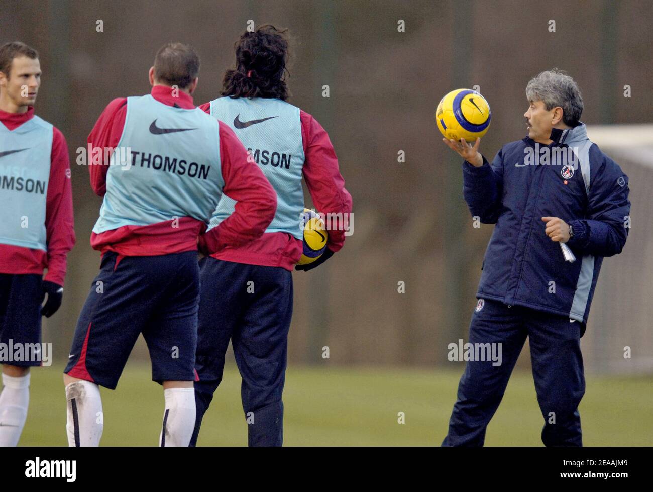 Séance d'entraînement du club de football Paris-Saint-Germain avec le nouvel entraîneur de Paris Saint-Germain Guy Lacombe au Camp des Loges près de Paris, France, le 1er janvier 2006. Photo de Nicolas Gouhier/CAMELEON/ABACAPRESS.COM Banque D'Images