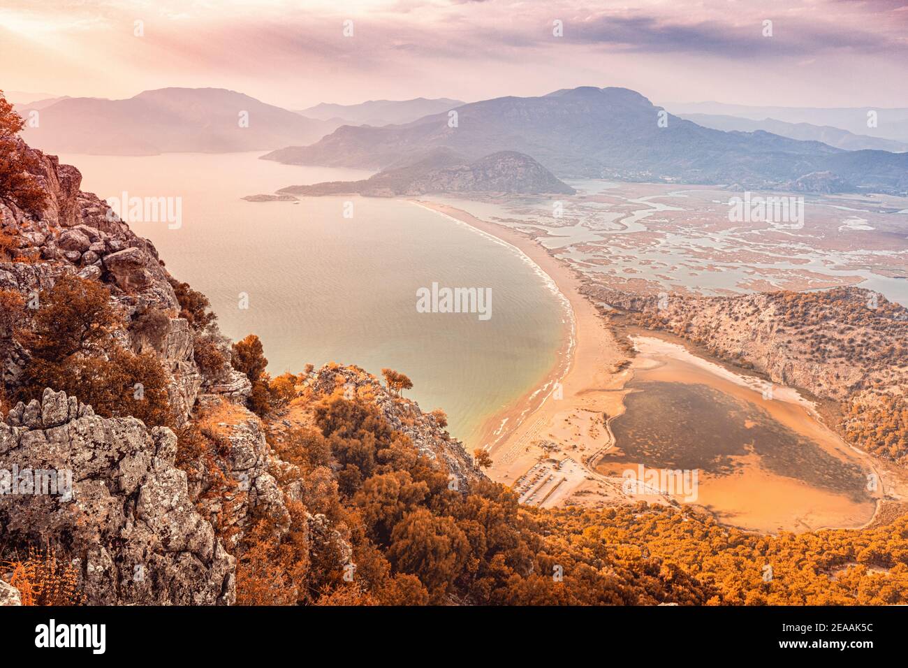 Vue panoramique aérienne panoramique depuis la montagne Bozburun jusqu'à la plage d'Iztuzu et le delta de la rivière Dalyan, ainsi que le lac Sulungur au coucher du soleil. Majestueux Autum Banque D'Images