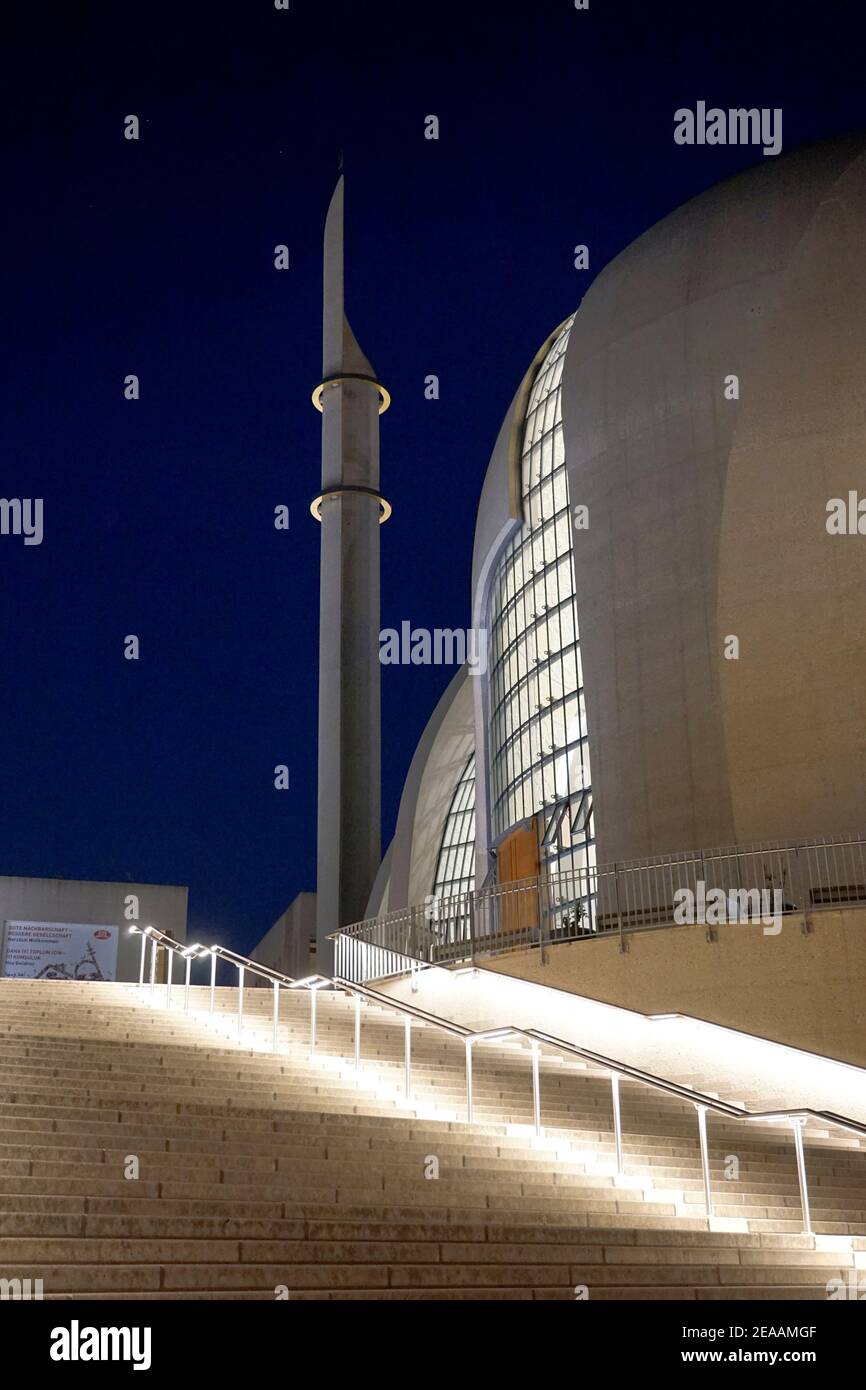 Allemagne, Rhénanie-du-Nord-Westphalie, Cologne, Koeln-Ehrenfeld, mosquée centrale du DITIB, illuminée dans la soirée Banque D'Images