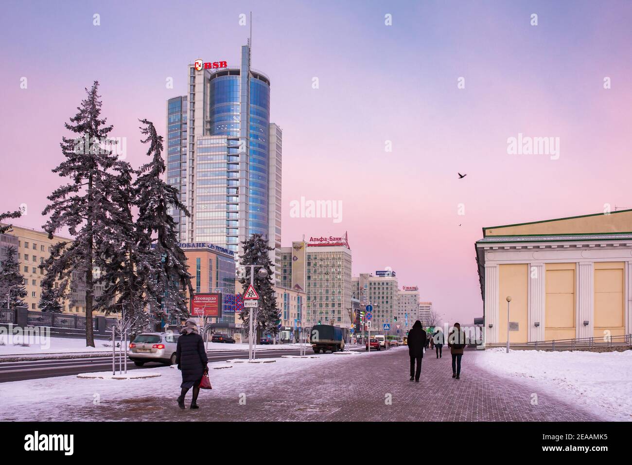 Avenue des vainqueurs ou Prospekte Pobeditelei dans la partie centrale de Minsk en hiver, Biélorussie Banque D'Images