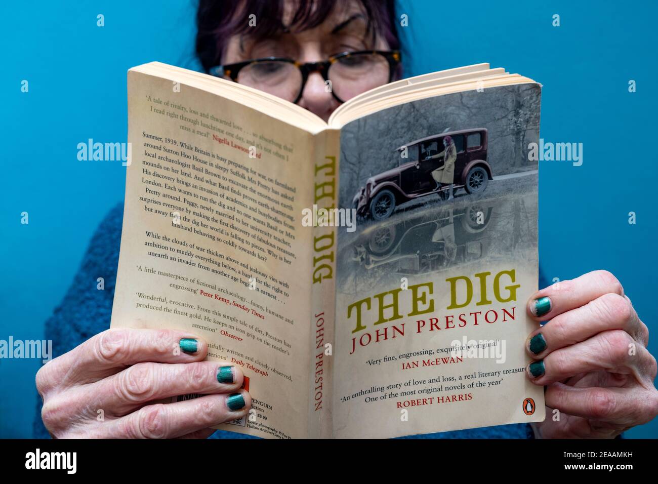 Femme lisant le Dig, l'histoire du Trésor de Sutton Hoo Banque D'Images