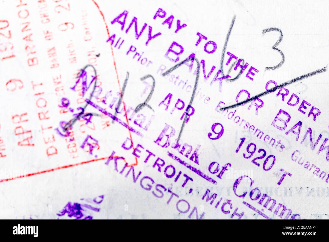 Image de gros plan des timbres au verso d'une paie vérifier Banque D'Images