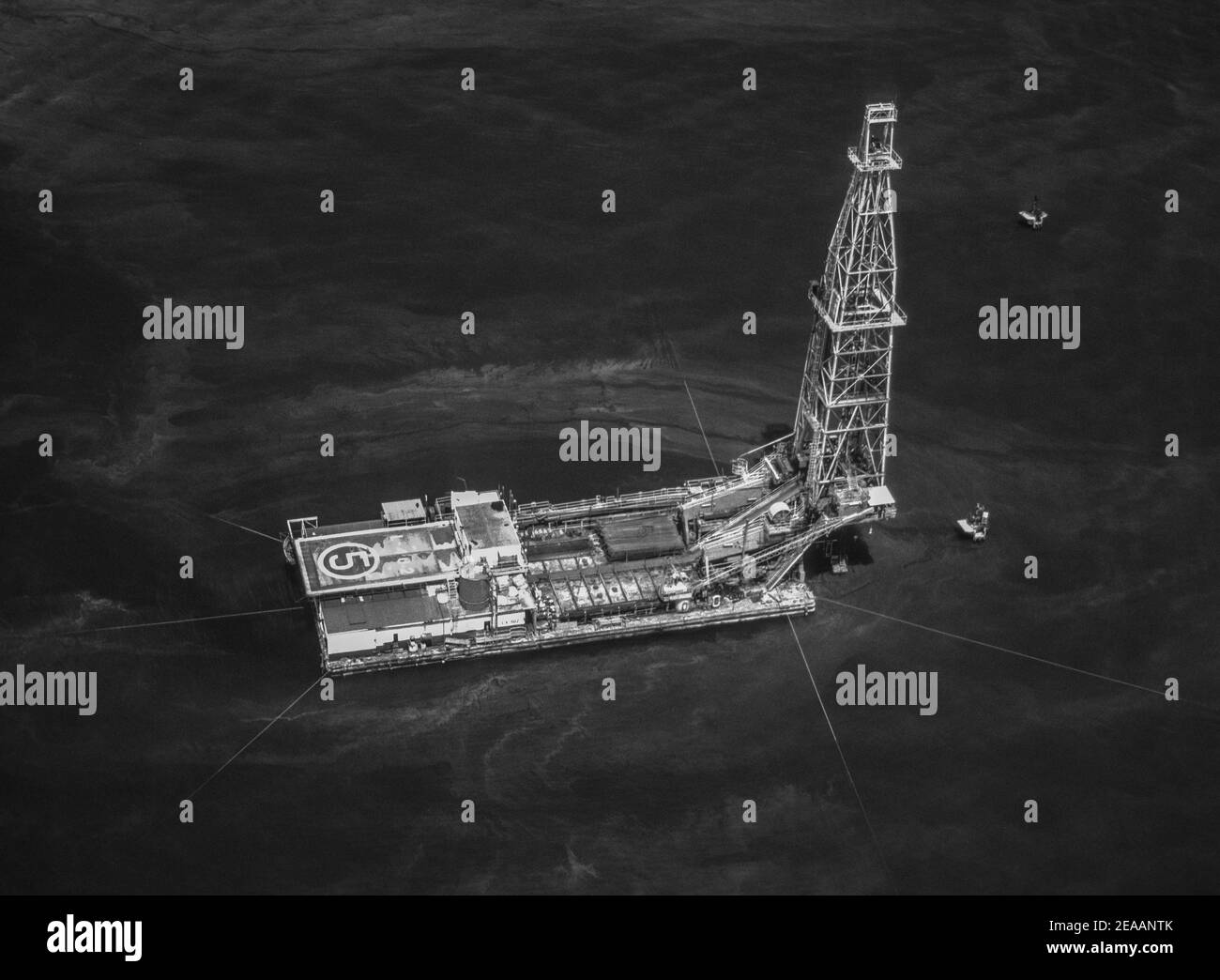 LAC MARACAIBO, VENEZUELA, OCTOBRE 1988 - Aerial of Lagoven compagnie pétrolière forage et derrick sur le lac, dans l'État de Zulia. Banque D'Images