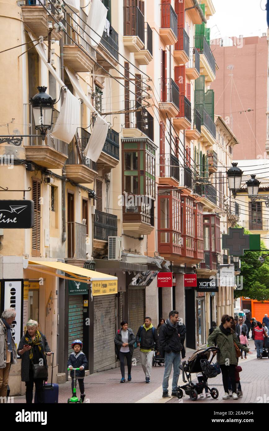 Palma, façade avec balcons et volets colorés Banque D'Images