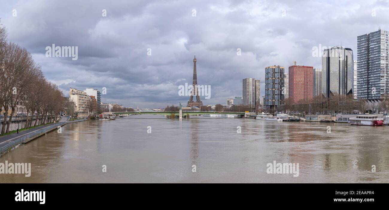 Paris, France - 02 05 2021 : vue panoramique sur la Seine en inondation avec la Statue de la liberté Paris, le pont Grenelle, la Tour Eiffel et Grenelle Banque D'Images