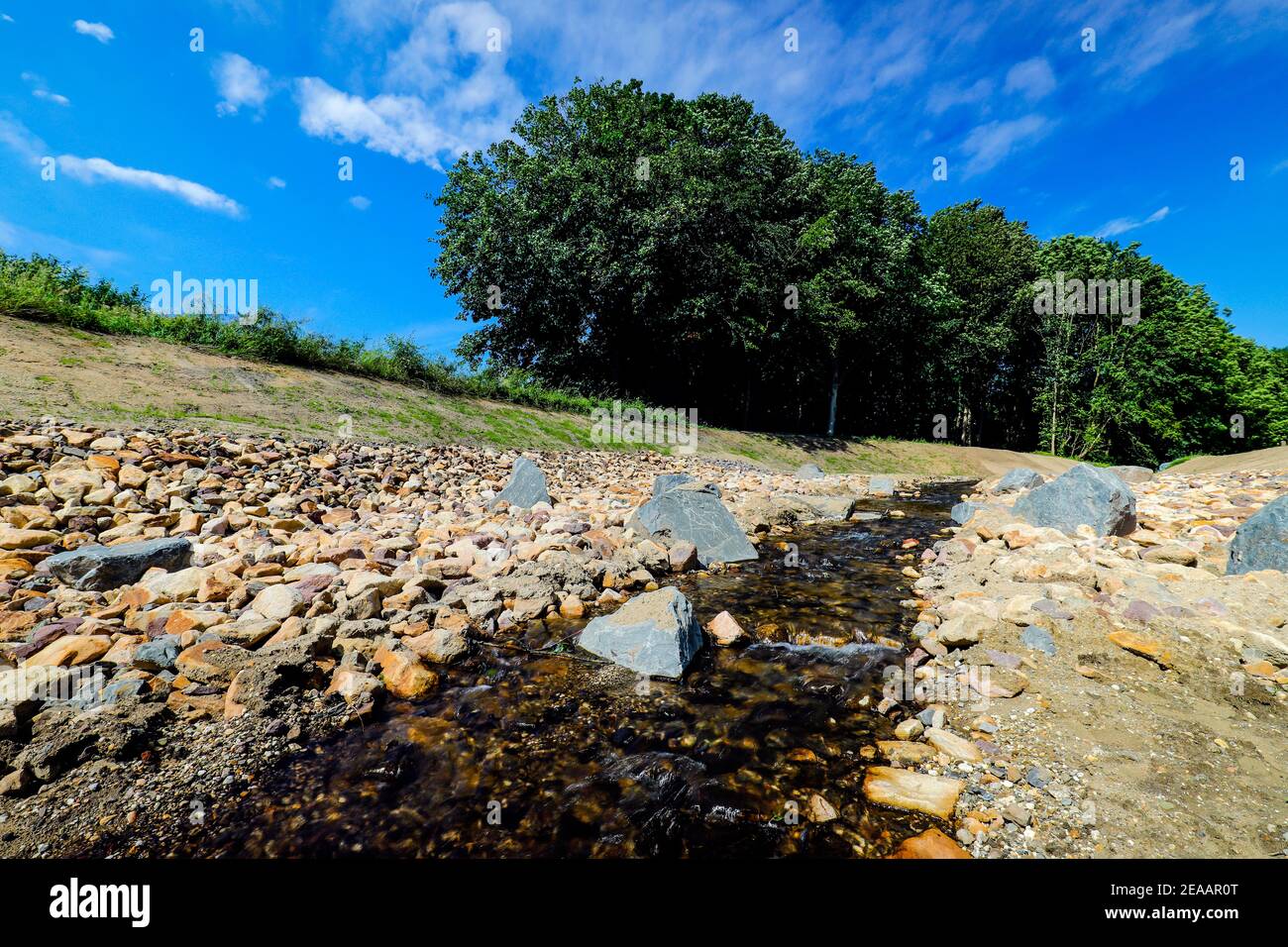 Bottrop, région de la Ruhr, Rhénanie-du-Nord-Westphalie, Allemagne - les Boyes seront renaturés, seront transformés en un plan d'eau quasi naturel, ici dans la région de l'autoroute A2 une cale a été construite, le fleuve peut changer à nouveau, Le Boye appartient au réseau fluvial de l'Emscher et, par conséquent, à la conversion de l'Emscher, était auparavant un égout ouvert, au-dessus de la terre d'eaux usées, un égout mélangé avec des eaux de surface et des eaux usées. Banque D'Images