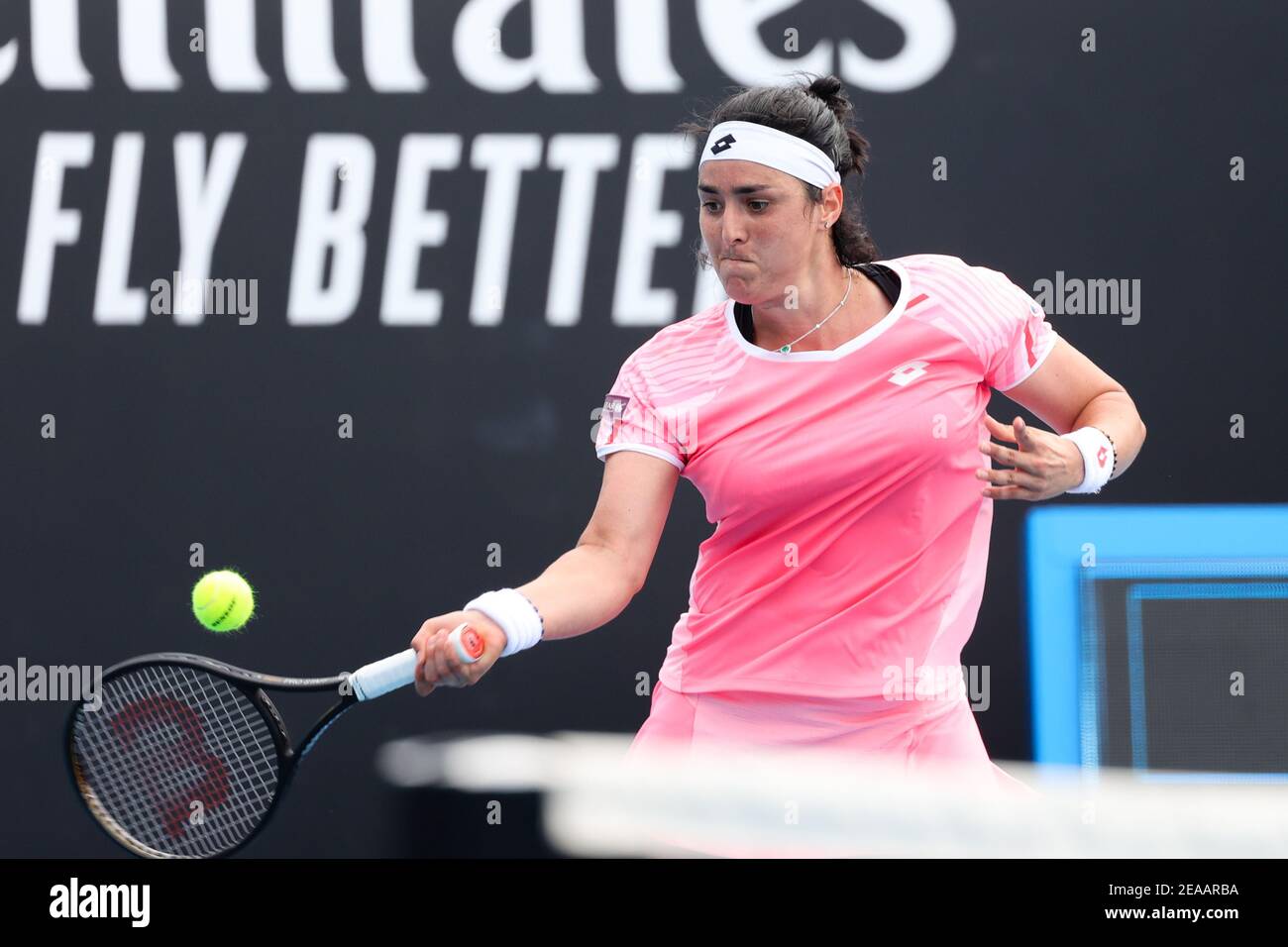 Melbourne, Australie. 8 février 2021. 27e SEED ont JABEUR de Tunisie en action contre Andrea PETKOVIC d'Allemagne lors d'un premier match de l'Open d'Australie de 2021 sur Rod laver Arena, à Melbourne, en Australie. Sydney Low/Cal Sport Media. Crédit : csm/Alay Live News Banque D'Images