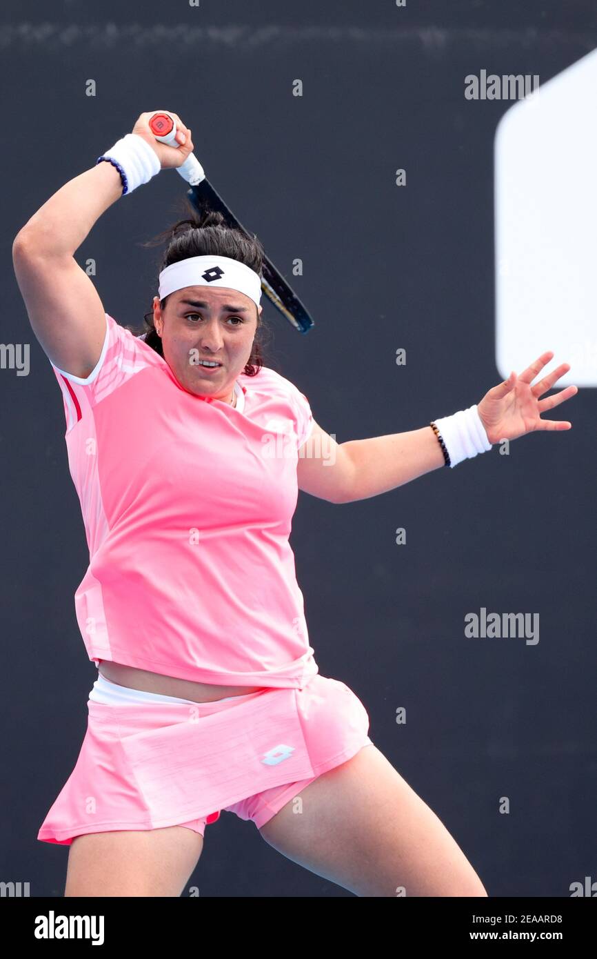 Melbourne, Australie. 8 février 2021. 27e SEED ont JABEUR de Tunisie en action contre Andrea PETKOVIC d'Allemagne lors d'un premier match de l'Open d'Australie de 2021 sur Rod laver Arena, à Melbourne, en Australie. Sydney Low/Cal Sport Media. Crédit : csm/Alay Live News Banque D'Images