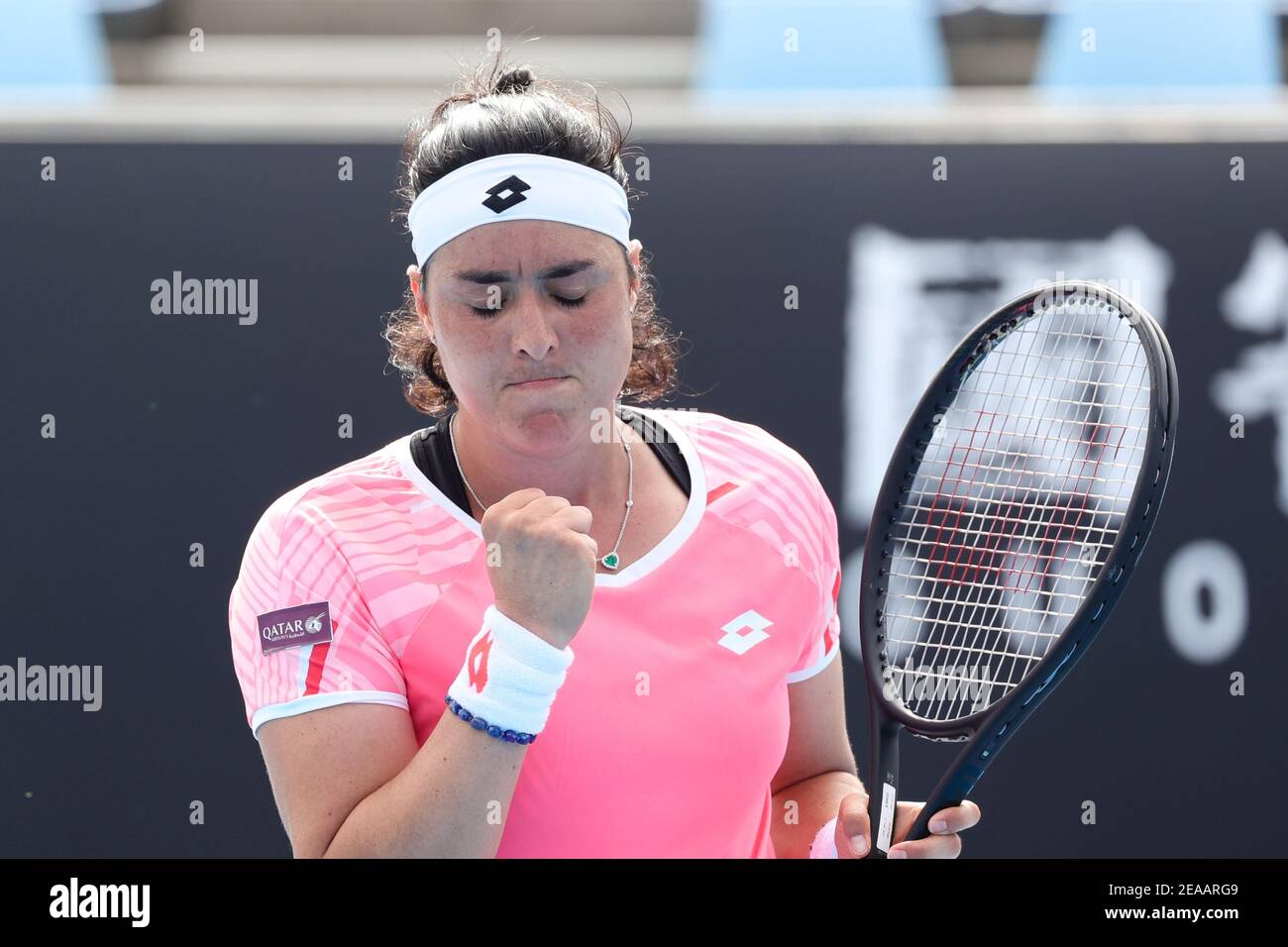 Melbourne, Australie. 8 février 2021. 27e SEED ont JABEUR de Tunisie en action contre Andrea PETKOVIC d'Allemagne lors d'un premier match de l'Open d'Australie de 2021 sur Rod laver Arena, à Melbourne, en Australie. Sydney Low/Cal Sport Media. Crédit : csm/Alay Live News Banque D'Images