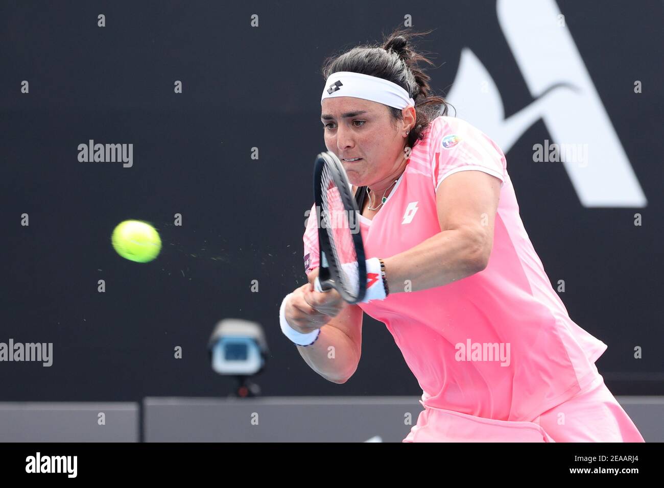 Melbourne, Australie. 8 février 2021. 27e SEED ont JABEUR de Tunisie en action contre Andrea PETKOVIC d'Allemagne lors d'un premier match de l'Open d'Australie de 2021 sur Rod laver Arena, à Melbourne, en Australie. Sydney Low/Cal Sport Media. Crédit : csm/Alay Live News Banque D'Images