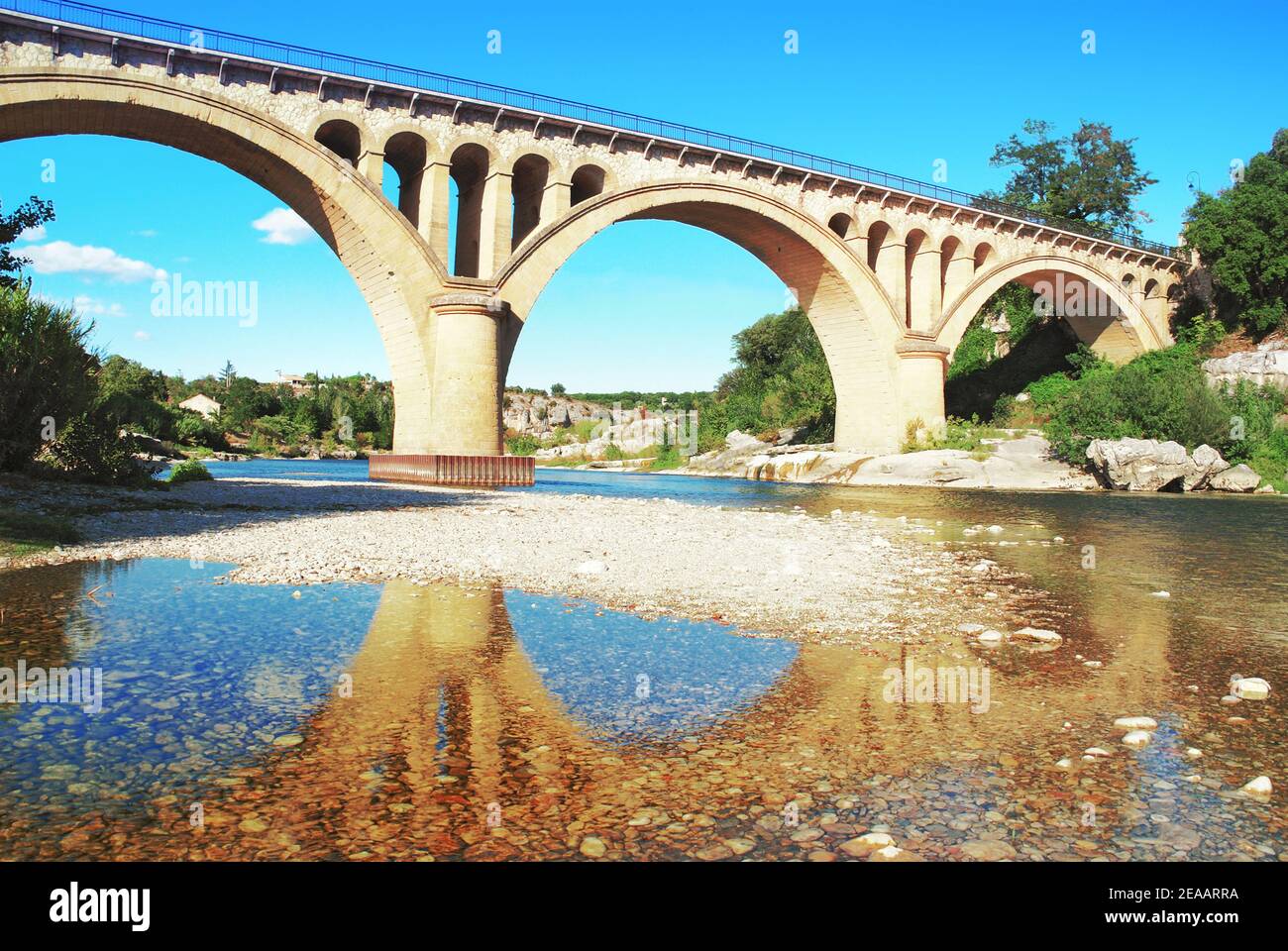 Architecture du pont Collias sur le Gard en Occitanie France. Banque D'Images