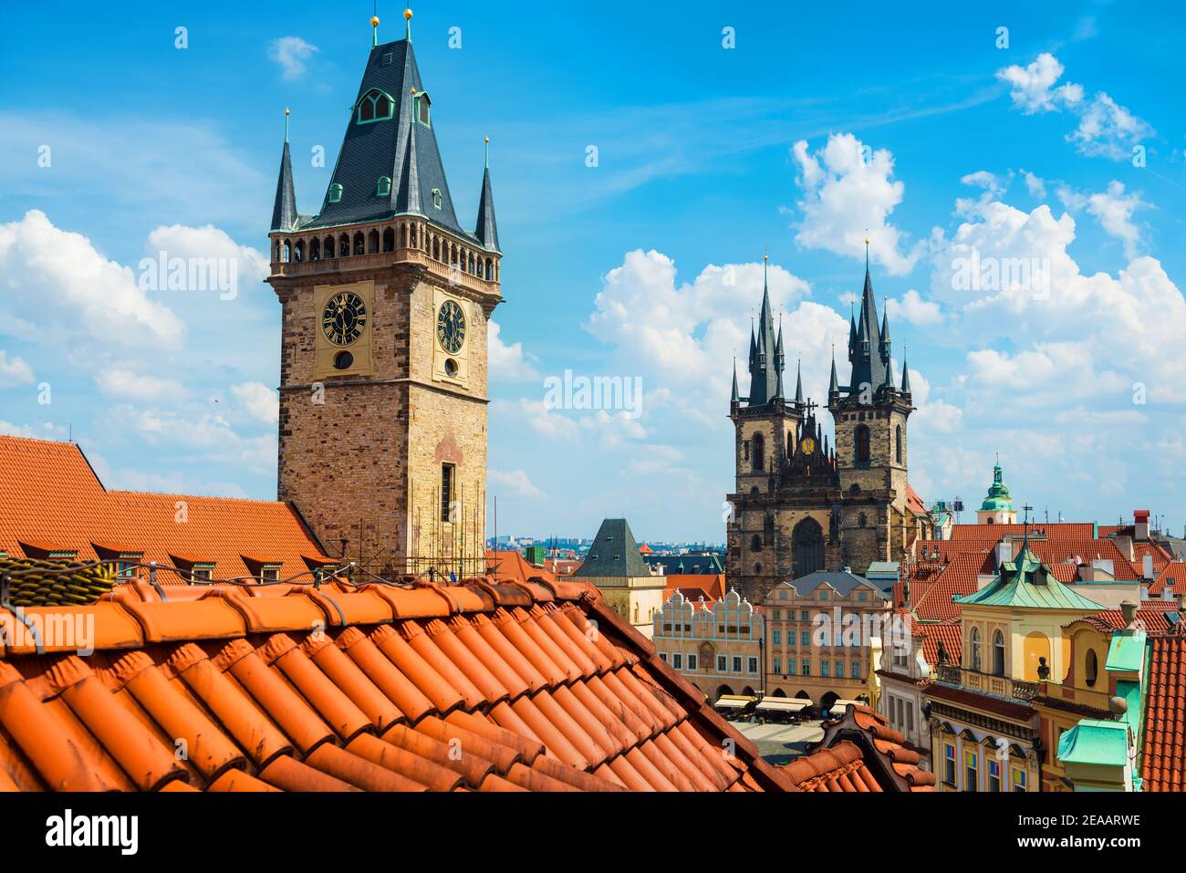 Vue de Prague l'horloge astronomique et la cathédrale de Tyn Banque D'Images