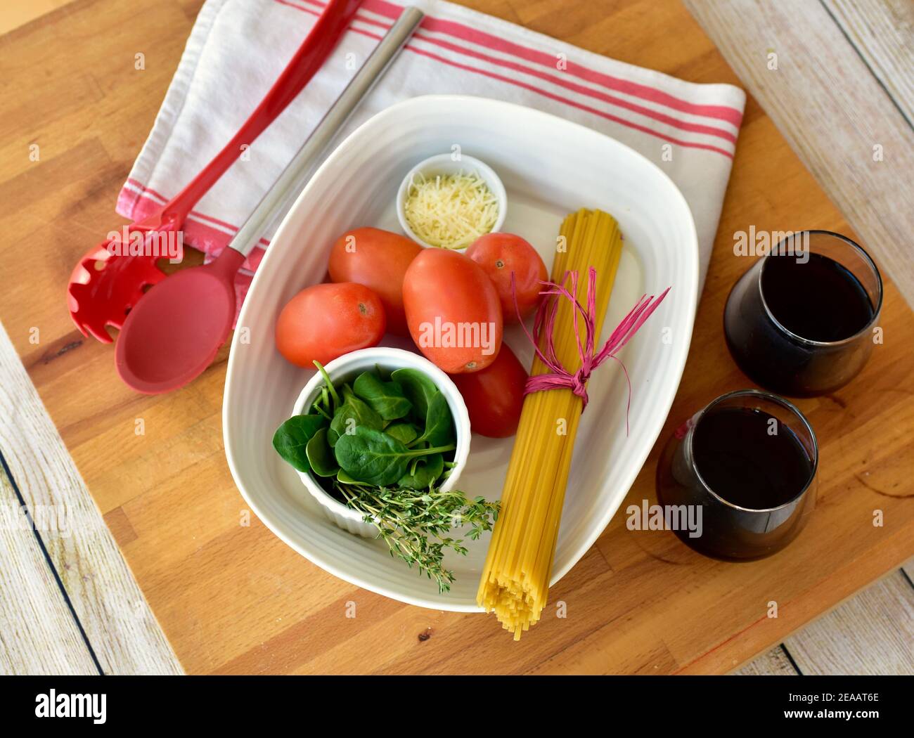 Des ingrédients frais simples et des nouilles de pâtes prêtes à faire facilement un plat de pâtes en pot à la maison. Concept photo, kit repas, espace copie Banque D'Images