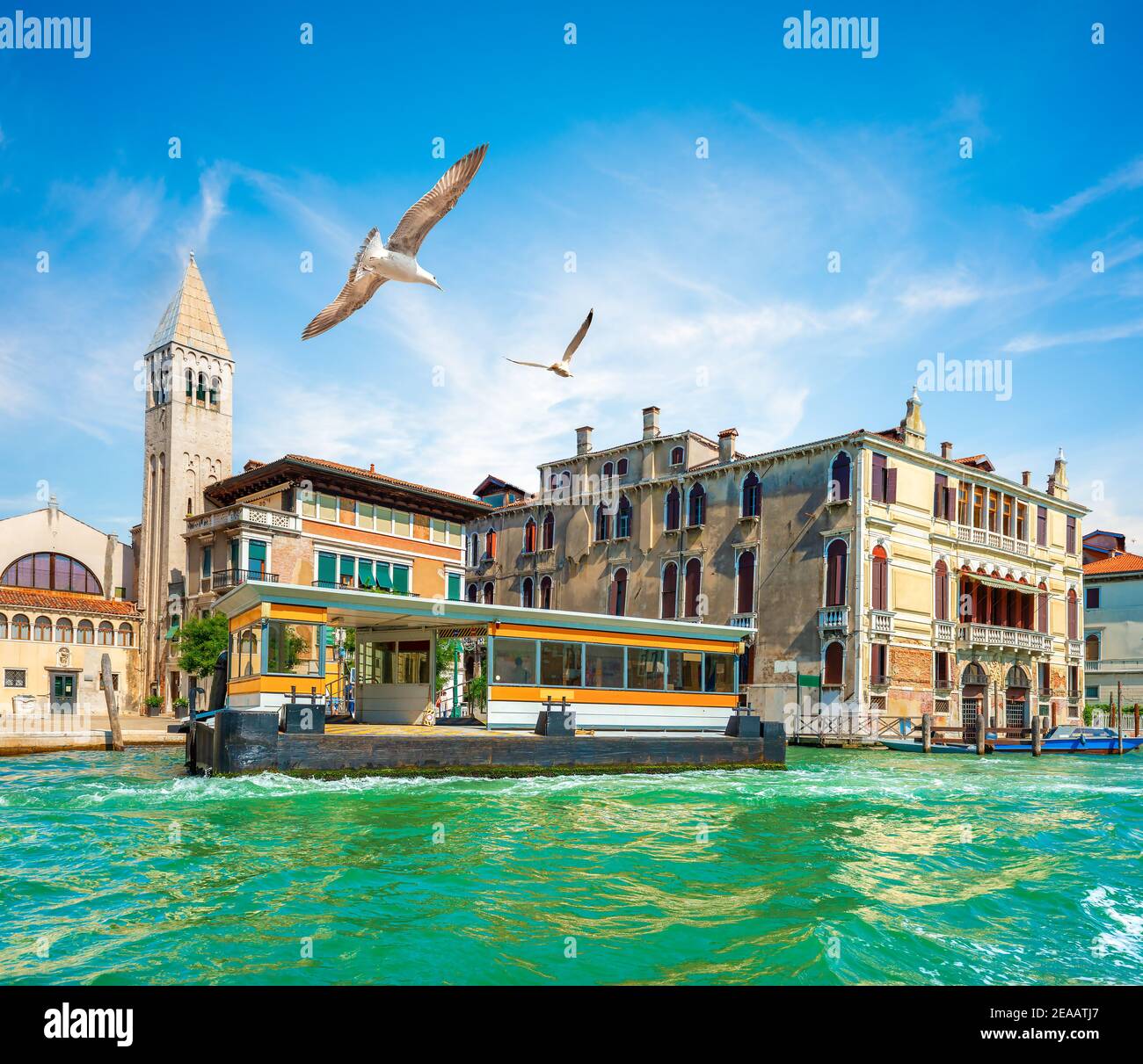 Vaporetto à Venise près de bâtiments anciens, Italie Banque D'Images