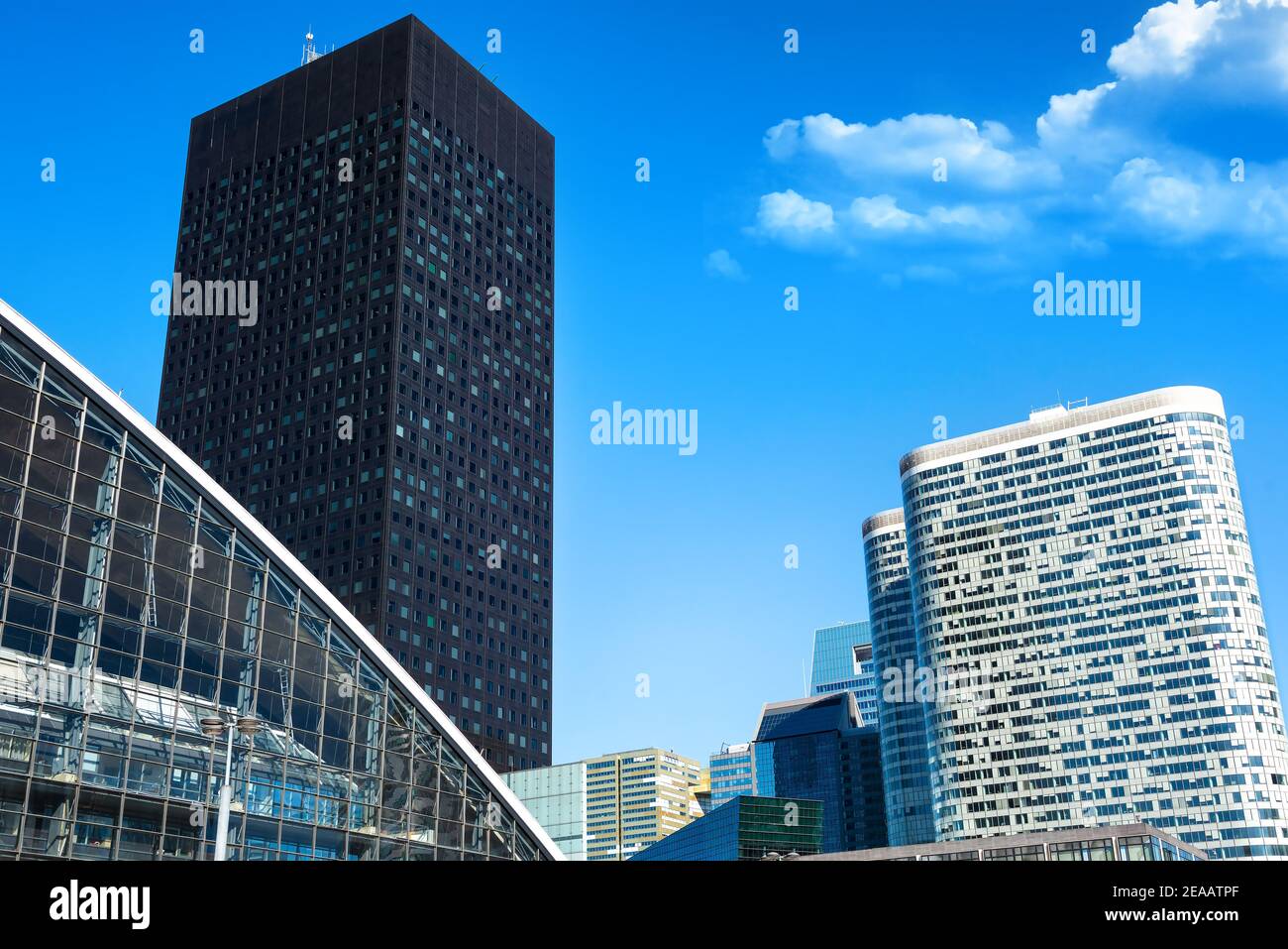 Quartier d'affaires moderne à Paris et ciel bleu clair, France Banque D'Images