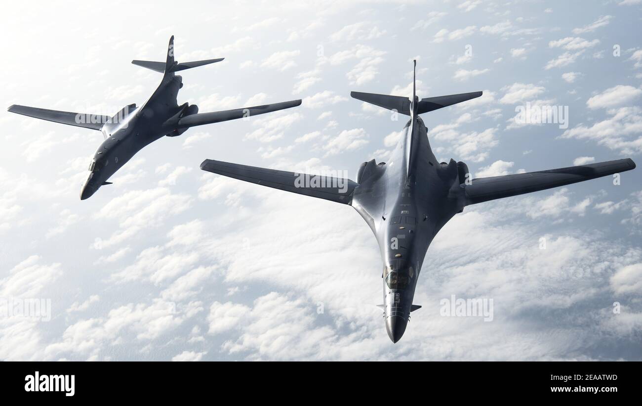 Tampa, États-Unis. 07e février 2021. Deux bombardiers stratégiques B1-B de la 7e Escadre Bomb de la U.S. Air Force B1-B Lancer survolent en formation au-dessus du golfe du Mexique en vue de l'envol du Super Bowl le 7 février 2021 près de Tampa, en Floride. Les lanceuses B1-B volent en formation avec d'autres bombardiers du Global Strike Command pour un spectacle à mi-temps Super Bowl LV Air Force Flyover. Credit: Planetpix/Alamy Live News Banque D'Images