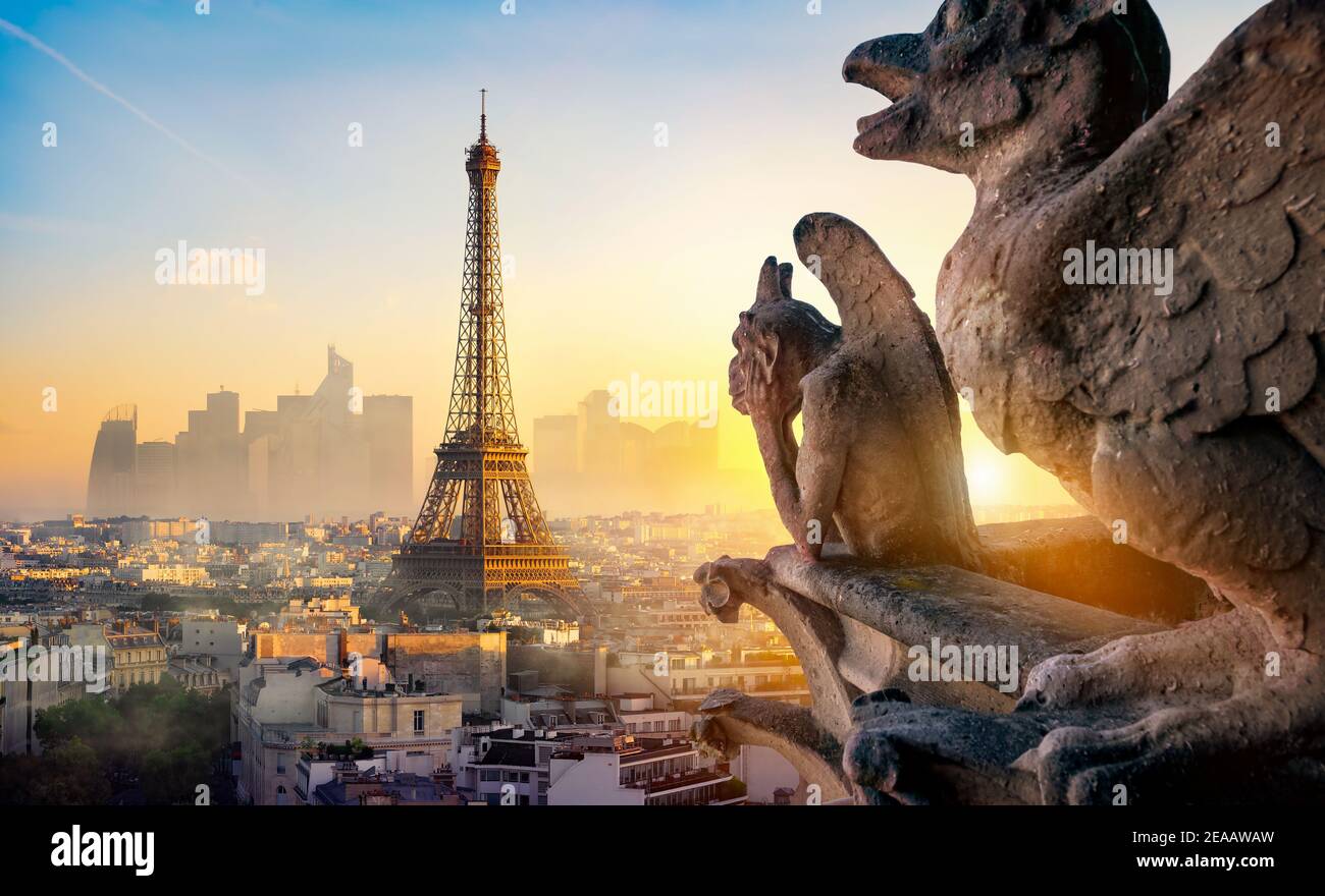 Chimère de pierre et de la Tour Eiffel au coucher du soleil à Paris, France Banque D'Images