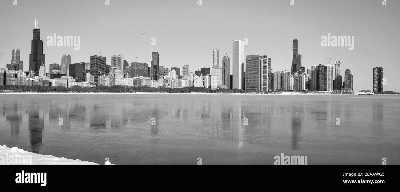 Horizon de la ville de Chicago le long du lac gelé en hiver Banque D'Images