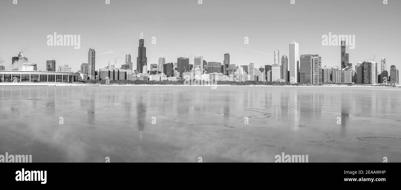 Horizon de la ville de Chicago le long du lac gelé en hiver Banque D'Images