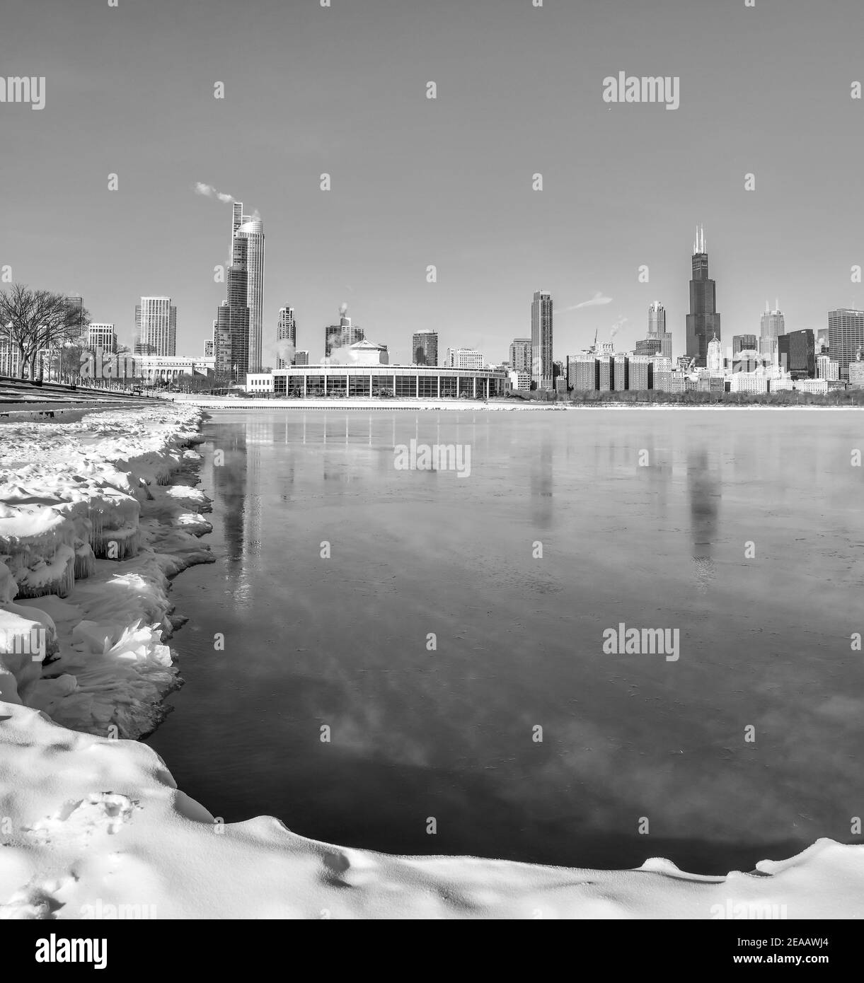 Horizon de la ville de Chicago le long du lac gelé en hiver Banque D'Images