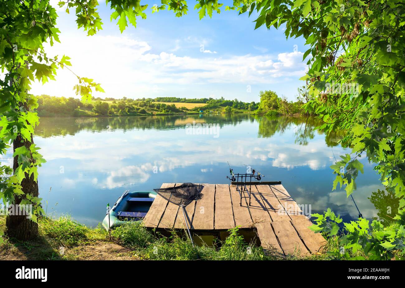 L'équipement de pêche sur la jetée en bois et rivière calme le matin Banque D'Images