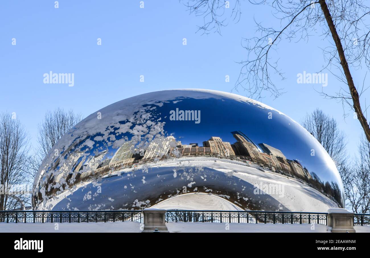 Horizon de la grande ville de Chicago en hiver sous un ciel bleu Banque D'Images