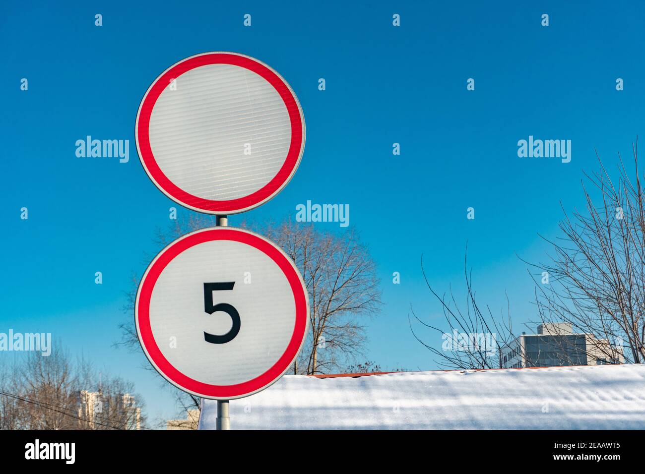 Pas de signal d'entrée ou pas de lecteur chanter sur fond bleu ciel, panneau de restriction de mouvement Banque D'Images