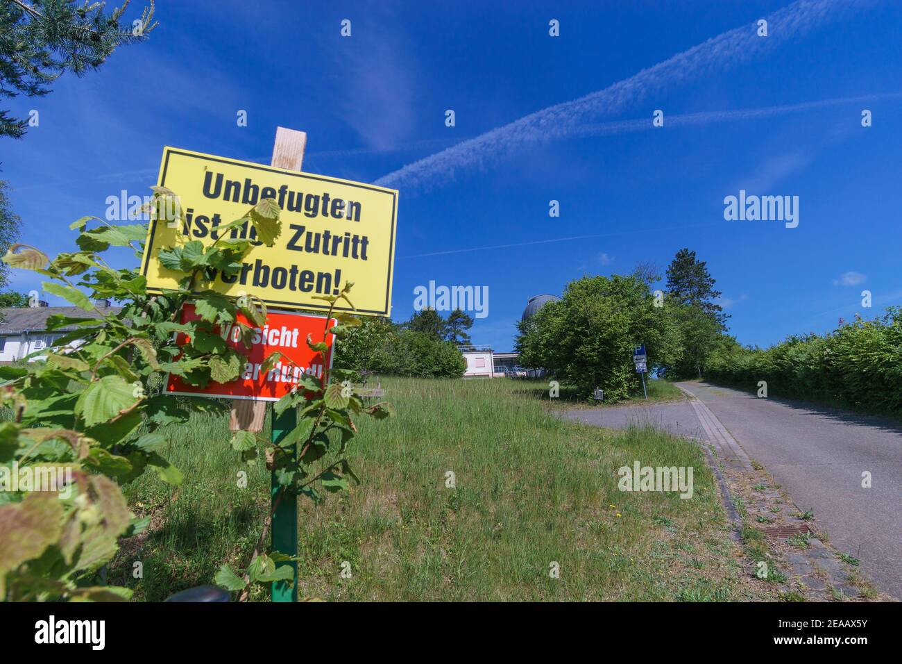 Feuilles couvertes jaune et rouge signe qui interdit d'entrer dans la zone de l'observatoire, Allemagne, Daun Banque D'Images