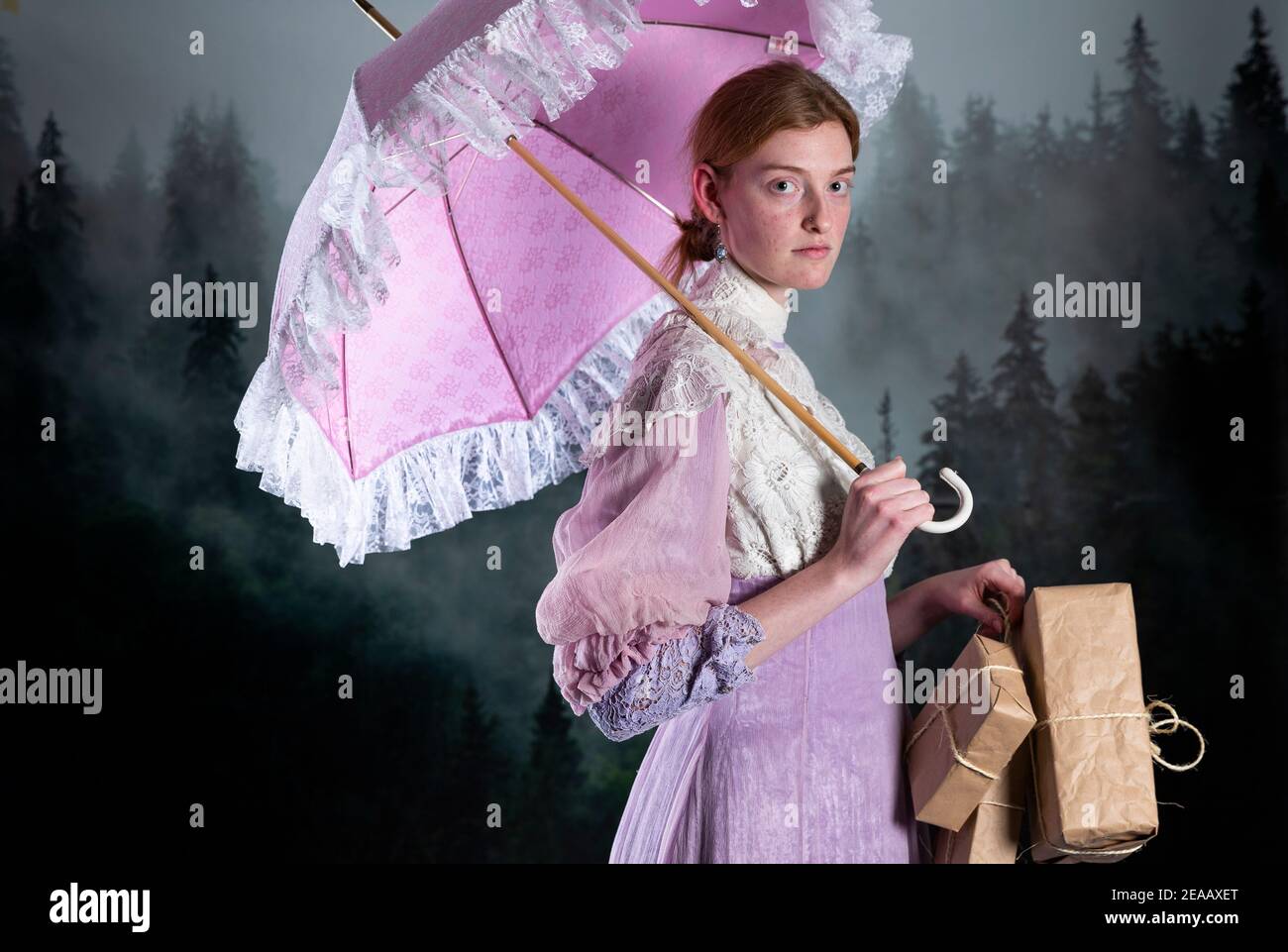 Femme, parasol, cadeaux, robe rose vintage Banque D'Images