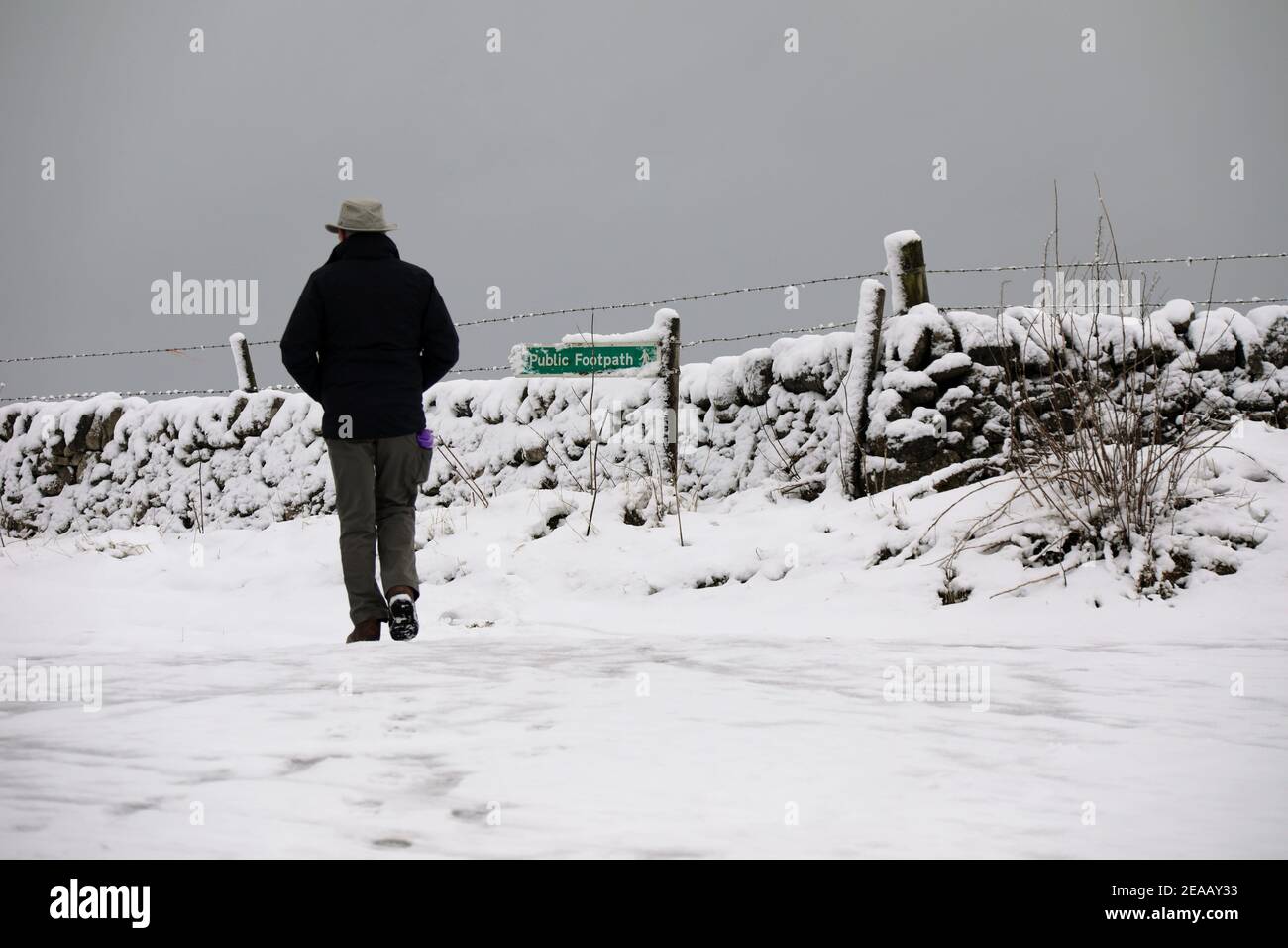 Promenade d'hiver à Middleton Moor près de Stoney Middleton dans le Derbyshire Peak District Banque D'Images
